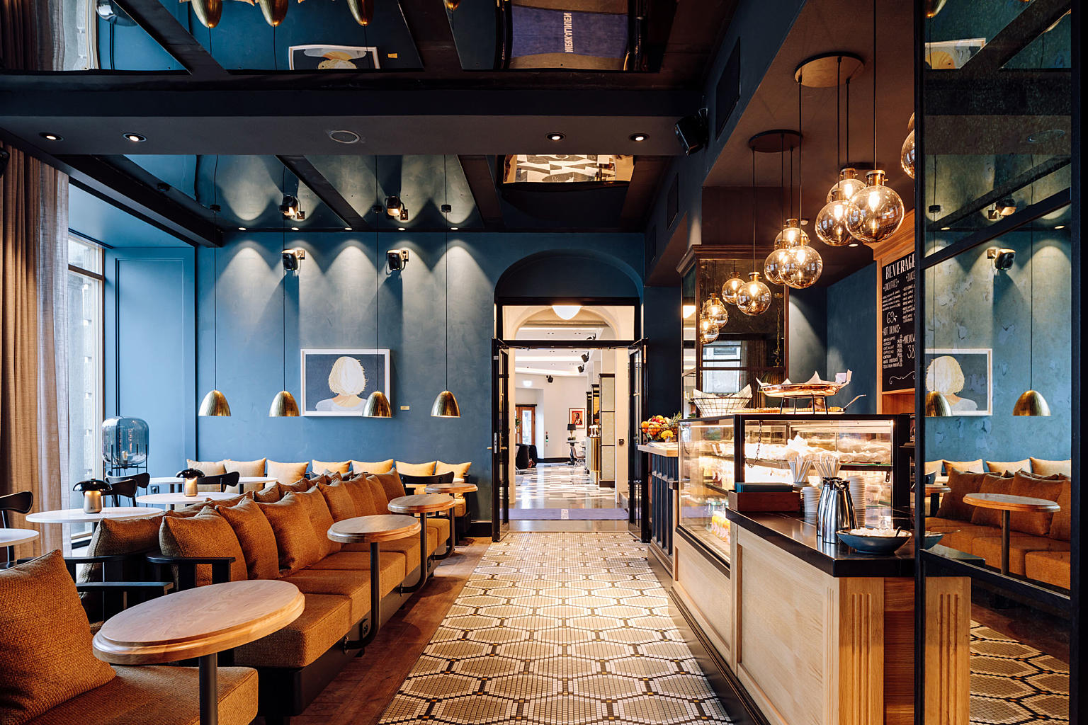 De store, sammenhengende arealene i førsteetasje lar resepsjon og kafe-funksjoner flyte sammen på en tiltatalende måte. Det er også åpnet opp mot en innglasset bakgård som gjør rommene lyse og lette å oppholde seg i.