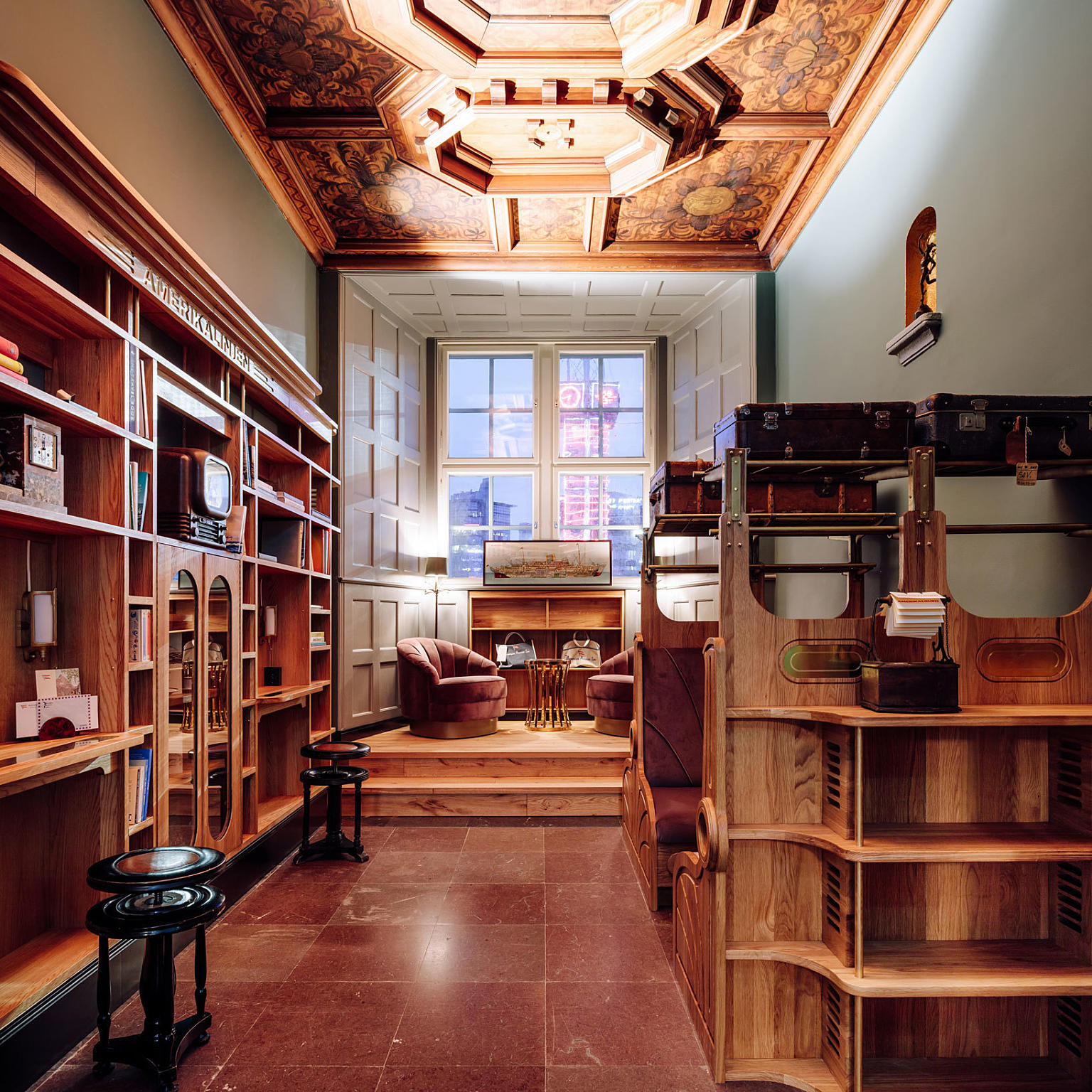 Sentralt plassert i byggets andre etasje ligger et av de få rommene som ikke er transformert til hotellværelser, og som er innredet for å gi klare hint til byggets særegne historie