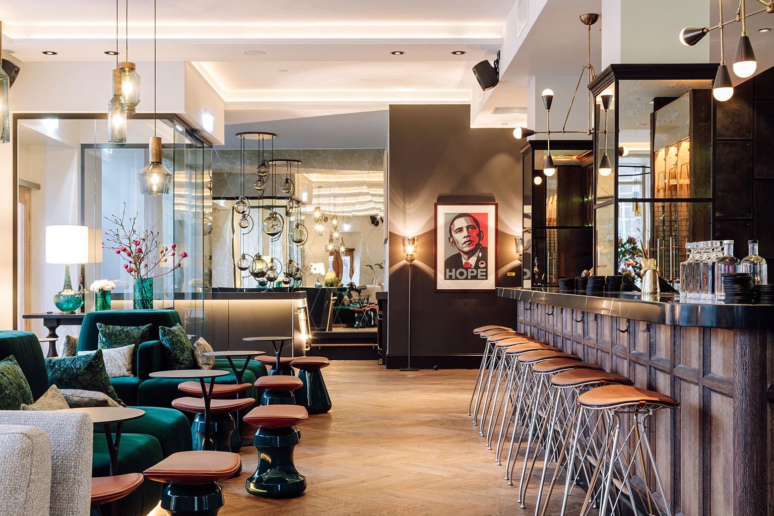 Første etasje er åpnet opp, både som et sammenhengende romforløp og med dører og kontakt ut mot gaten og det tilstøtende Jernbanetorget.