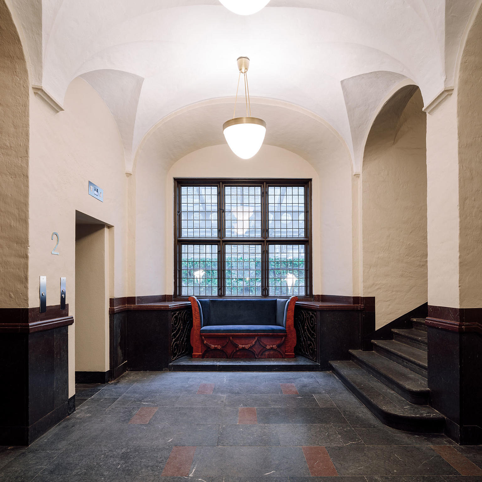 Det originale trapperommet er tilbakeført og vitner om de originale kvalitetene som finnes i bygget.