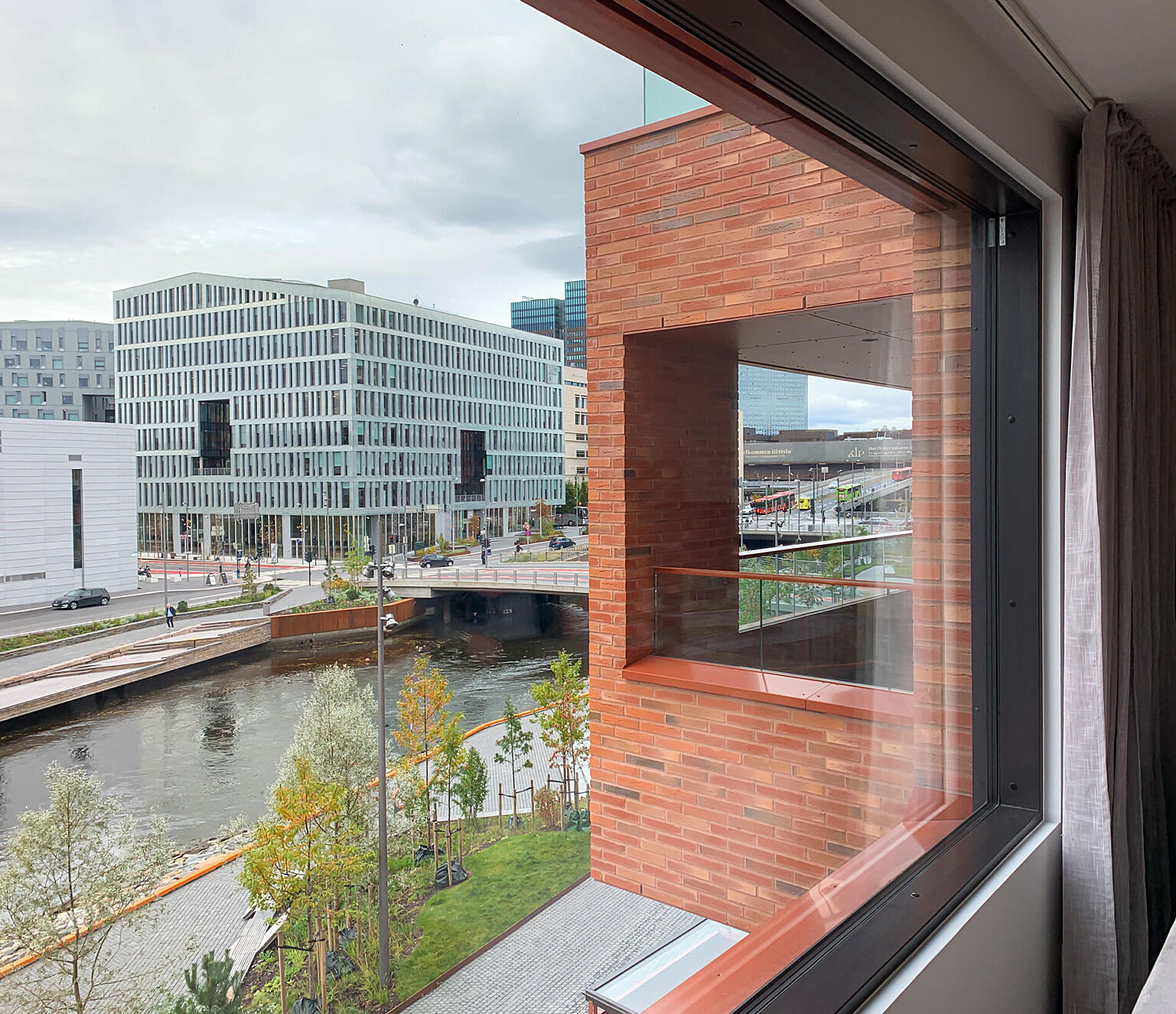 Hjørnevindu og høye glassfelt mot loggiabalkong gir både gode dagslysforhold og fantastisk utsikt fra oppholdsrom mot fjordbassenget. Balkongbrystningenenes utforming gir private uterom både skjerming og utsyn.