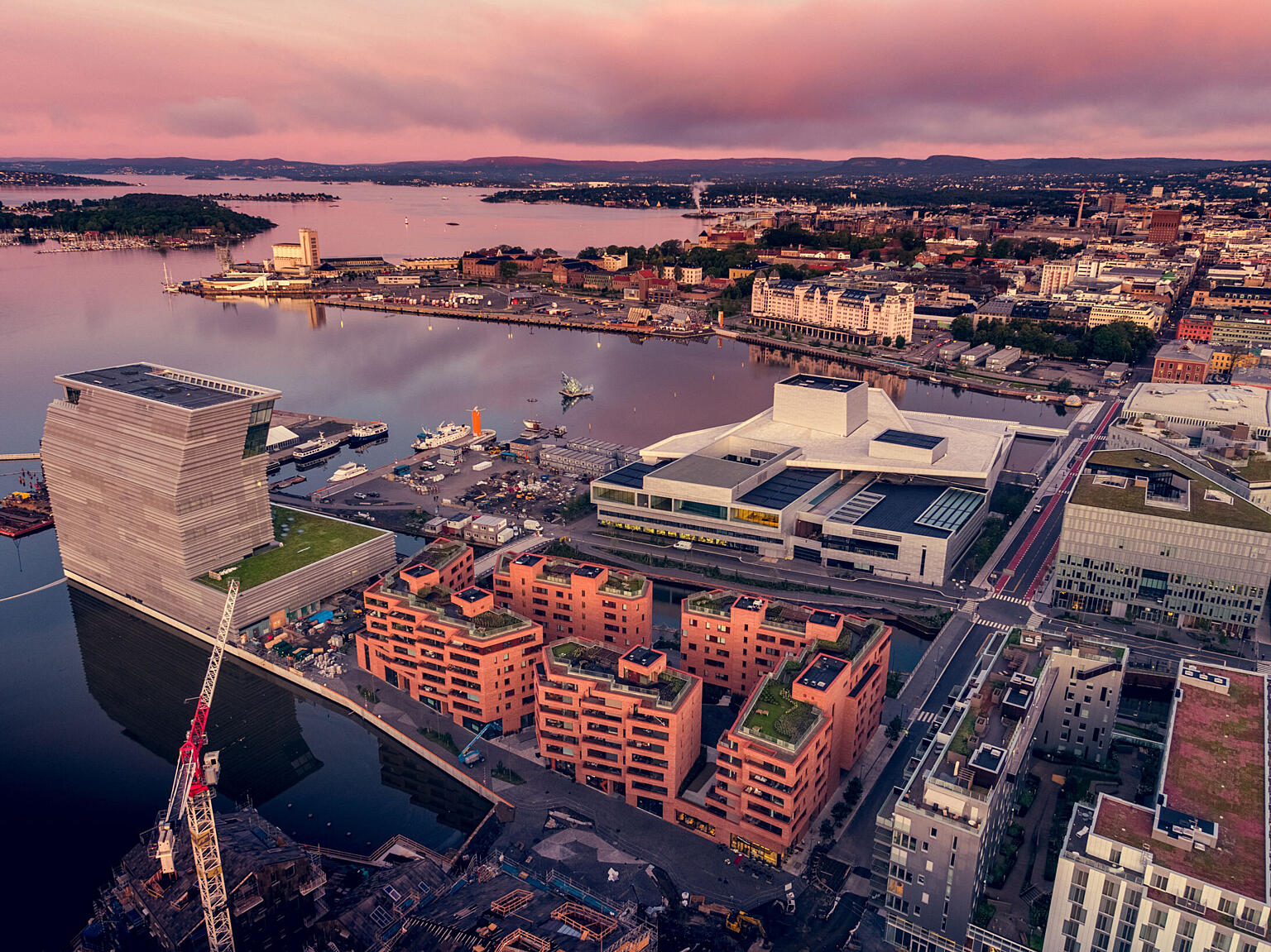 Formgivning, materialkarakter og fargevalg i Munch Brygge-kvartalet beriker opplevelsen av både offentlige og private byrom.