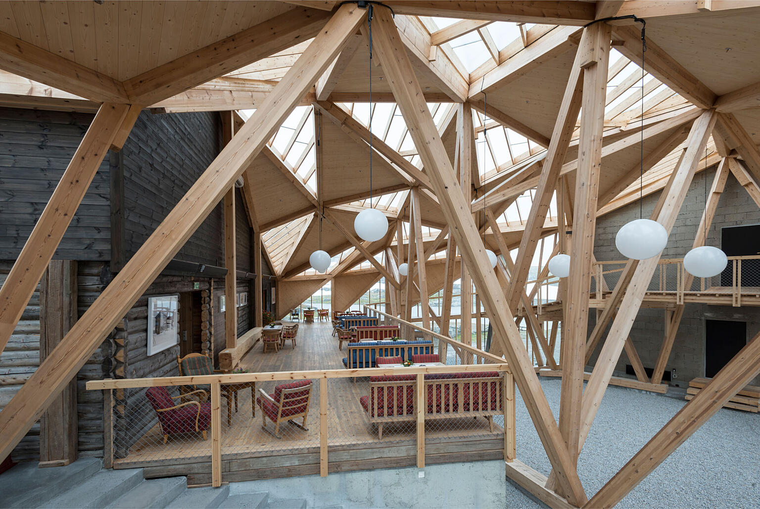 Sognefjellshytta. Ved hjelp av digital modellering og maskinering har det blitt mulig å utvikle fleksible, delvis prefabrikkerte byggesystemer som gir rike arkitektoniske muligheter.
Foto: Foto: Per Berntsen.