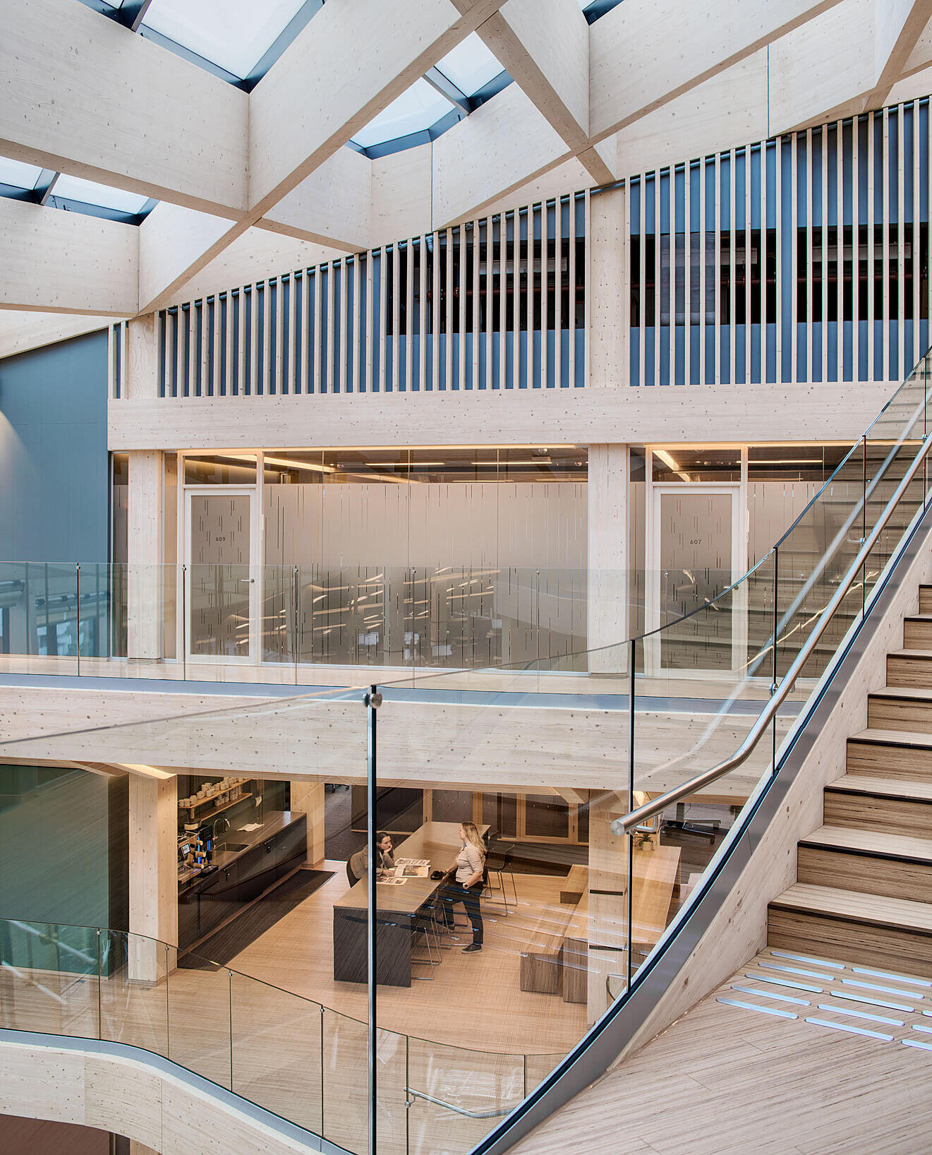 Formgivning, materialkarakter og fargevalg gir et nordisk utrykk.