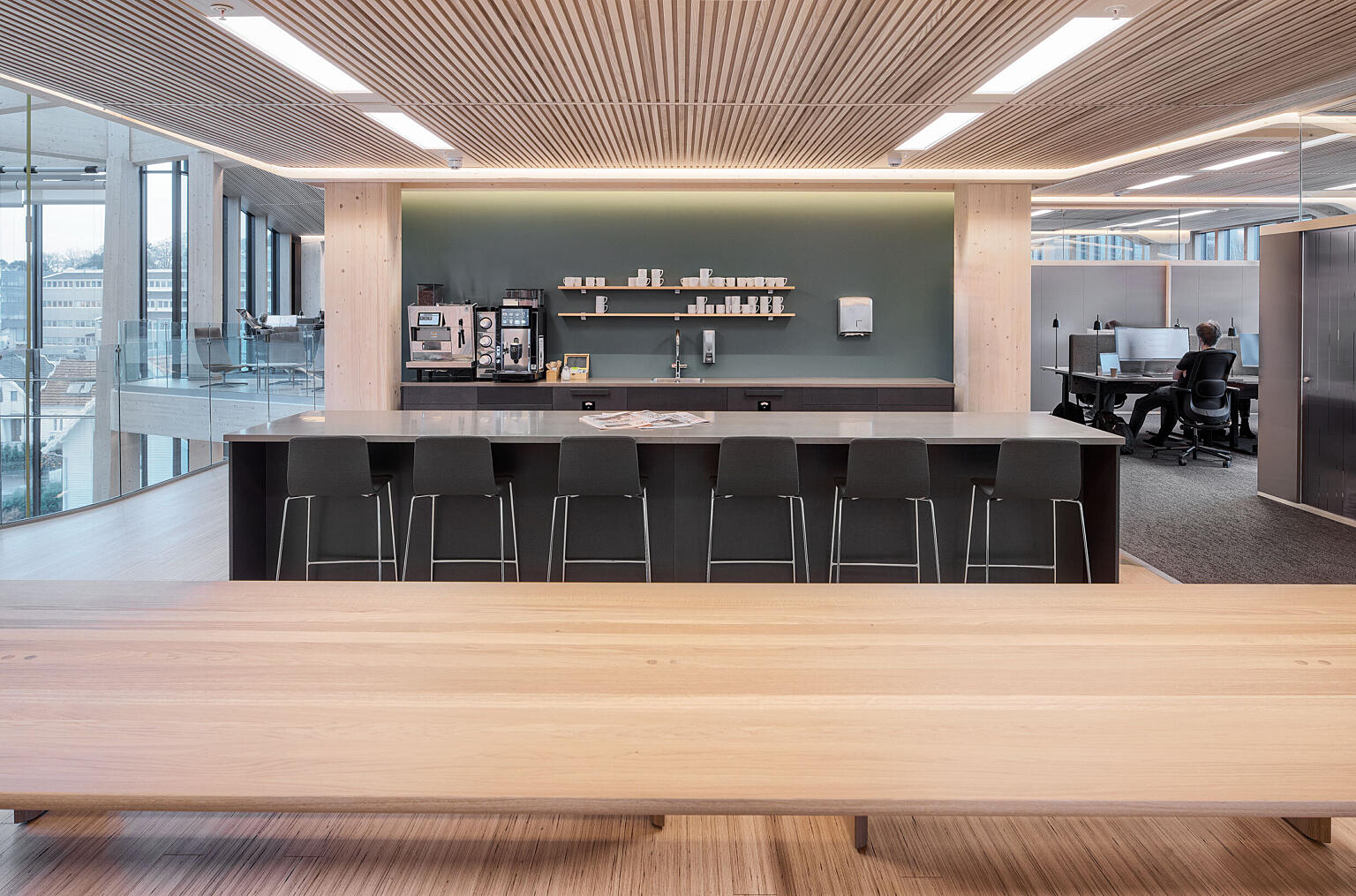 Sosial sone fungerer som et fleksibelt areal til hygge, arbeid og uformelle møter.