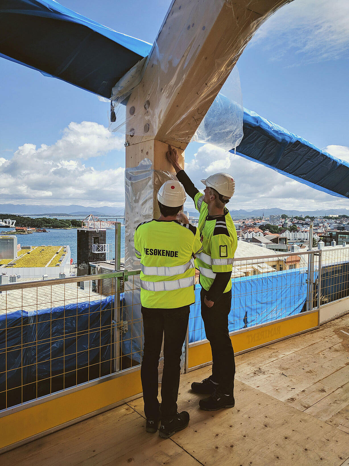 Bæresystemet består av limtresøyler og -bjelker, massive tredekker og avstivende kjerner i betong. Detaljer er utviklet i tett dialog med de utførende leverandørene.