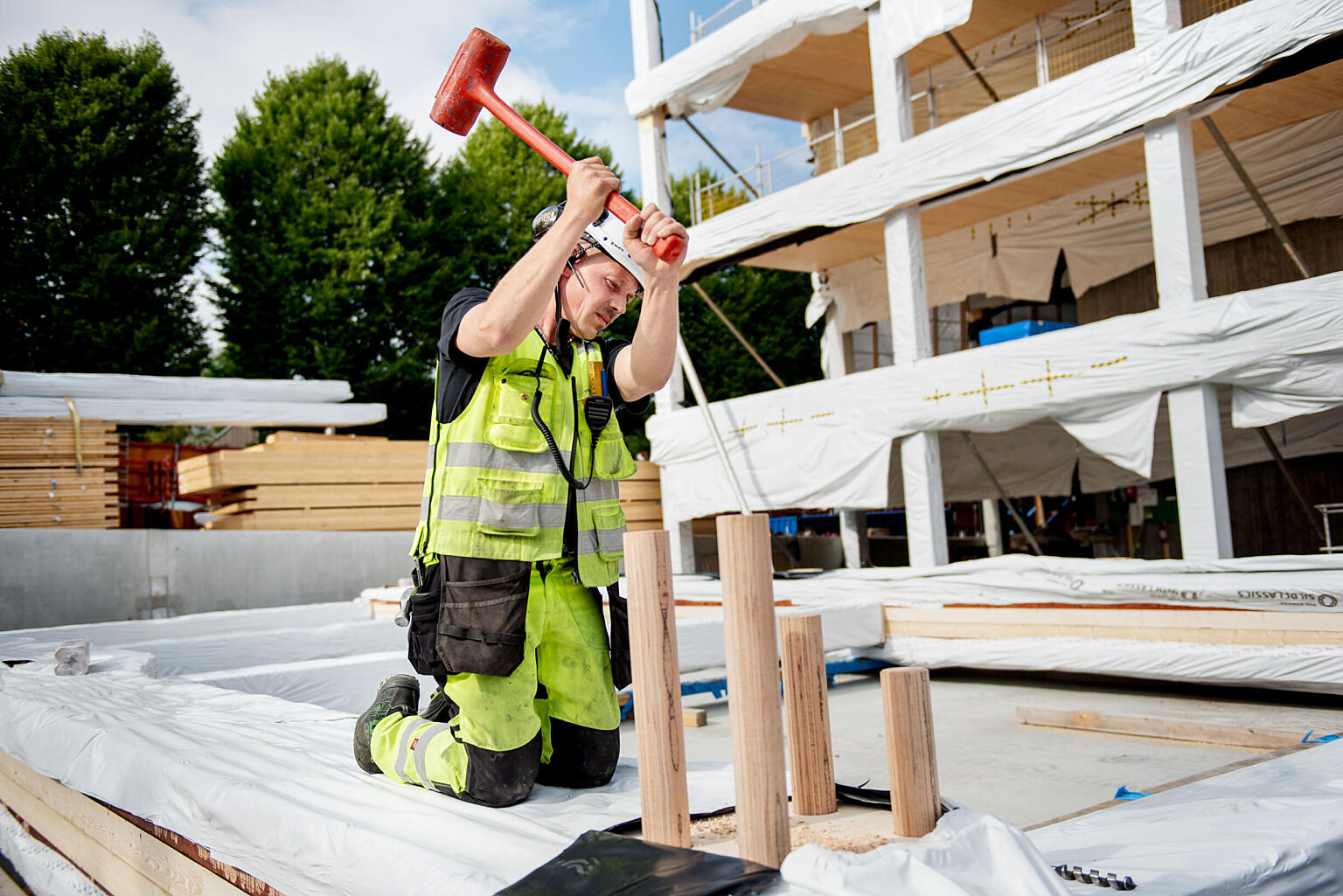 Bæresystemet består av limtresøyler og -bjelker, massive tredekker og avstivende kjerner i betong. Detaljer er utviklet i tett dialog med de utførende leverandørene.
