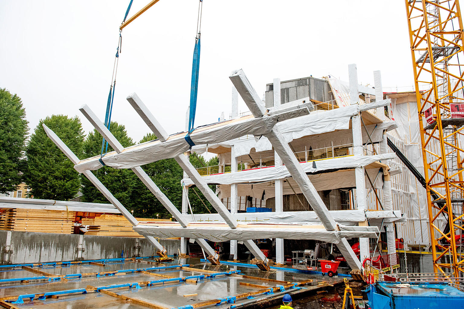 Bæresystemet består av limtresøyler og -bjelker, massive tredekker og avstivende kjerner i betong. Detaljer er utviklet i tett dialog med de utførende leverandørene.