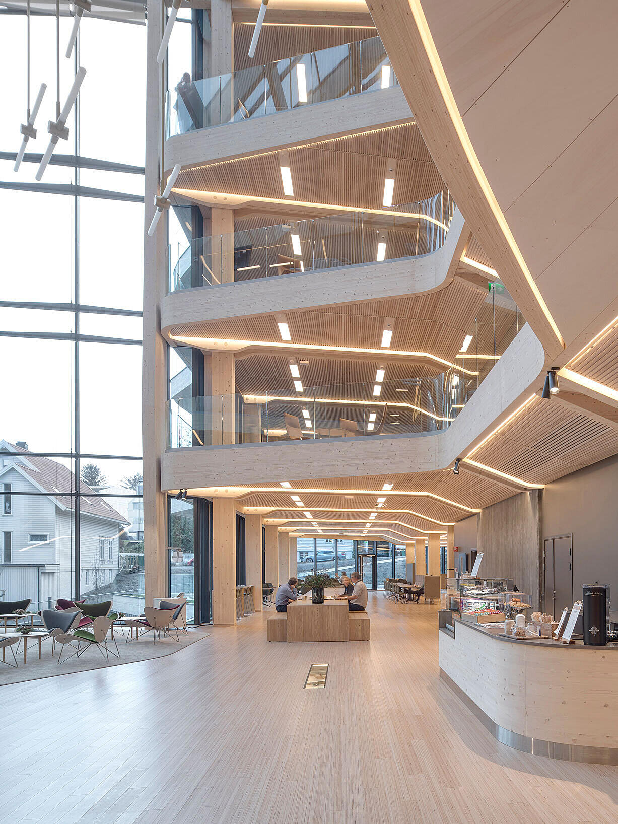 Bygget er organisert rundt et større atrium med henvendelse mot en forplass i parken.