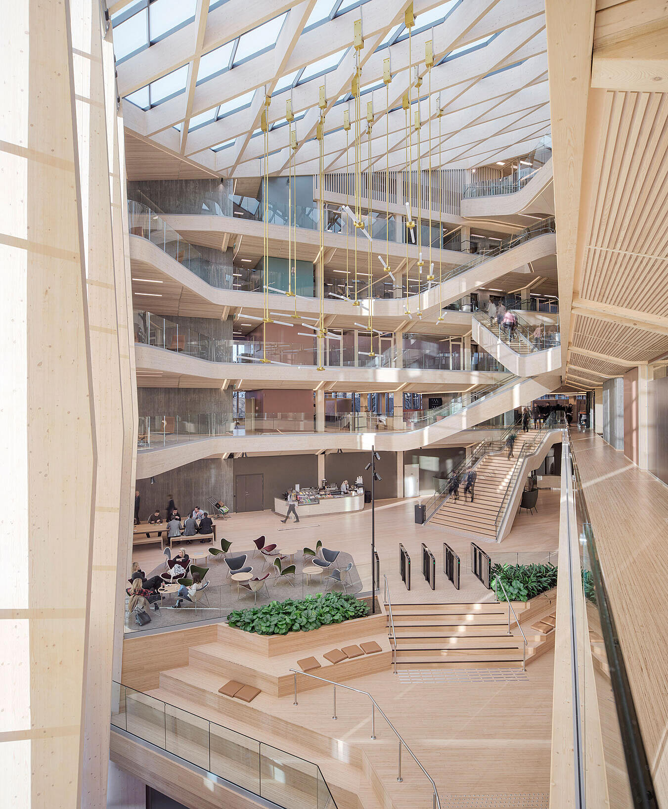 Atriet, gangbroer og trapper mellom avdelinger beriker opplevelsen av åpenhet og samhandling