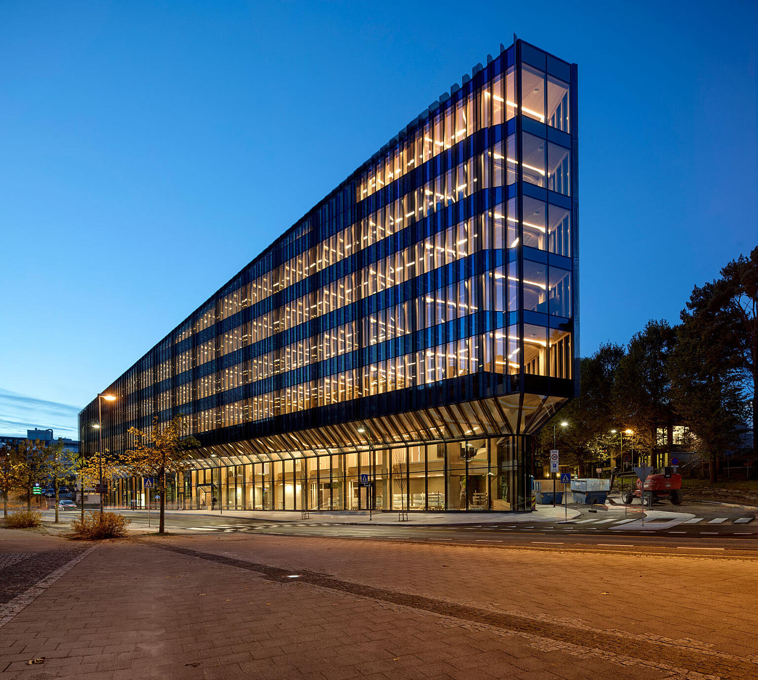 Volumets klare form strammer opp gateløpene og skaper klarhet i en ellers noe oppløst bystruktur.