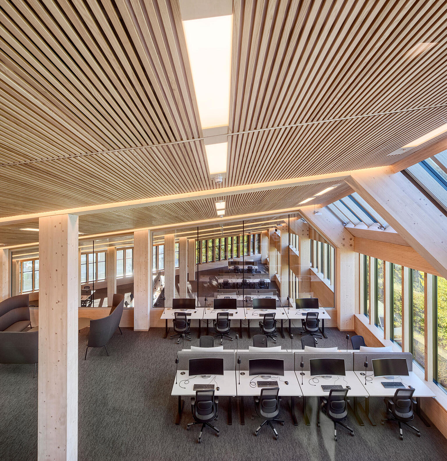 Fremtredende arkitektur og flott utsikt hever opplevelsen av interiøret.