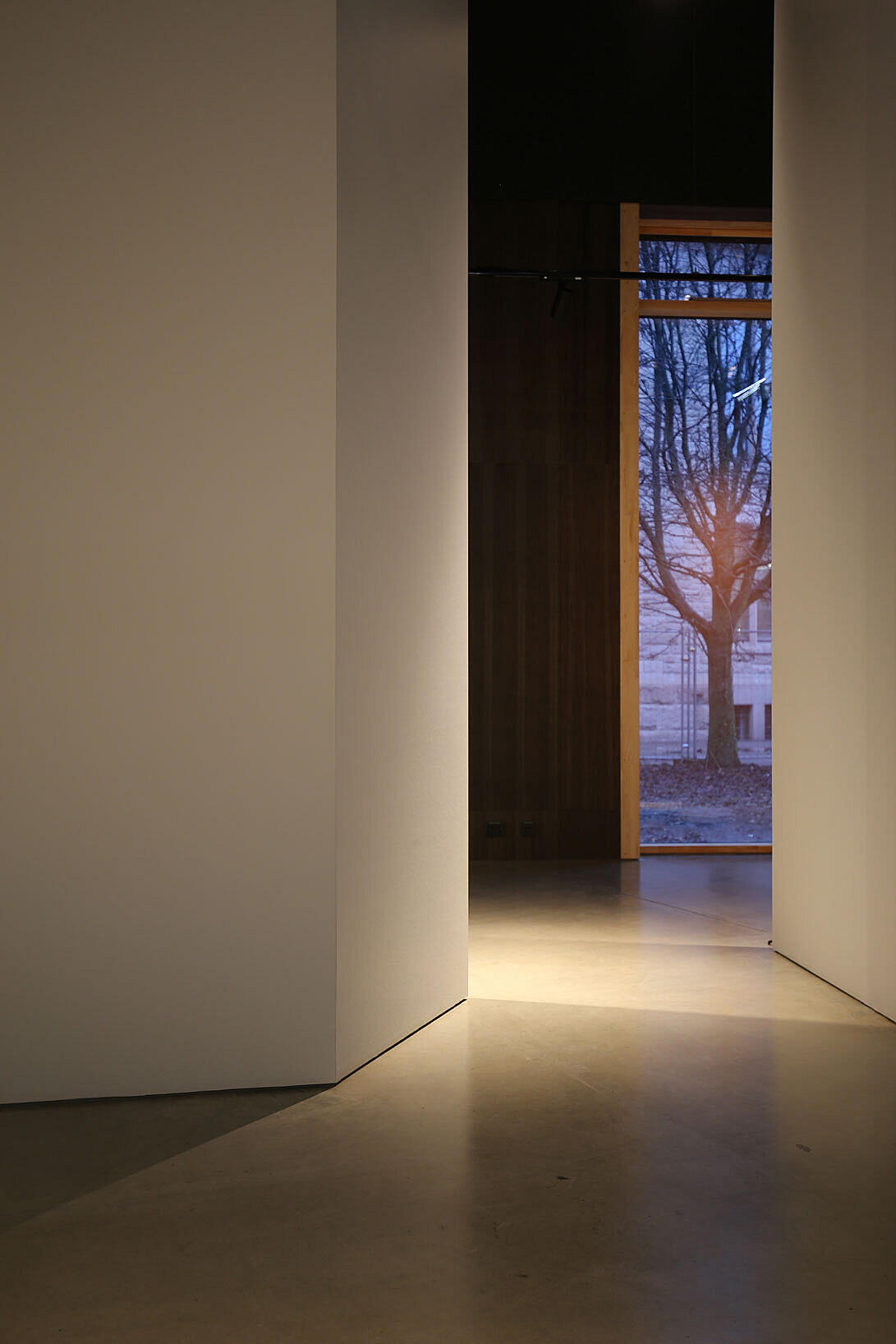 I det høye volumet rettes fokuset mot utstillingen. Likevel kan man hele tiden få glimt av naturen utenfor.