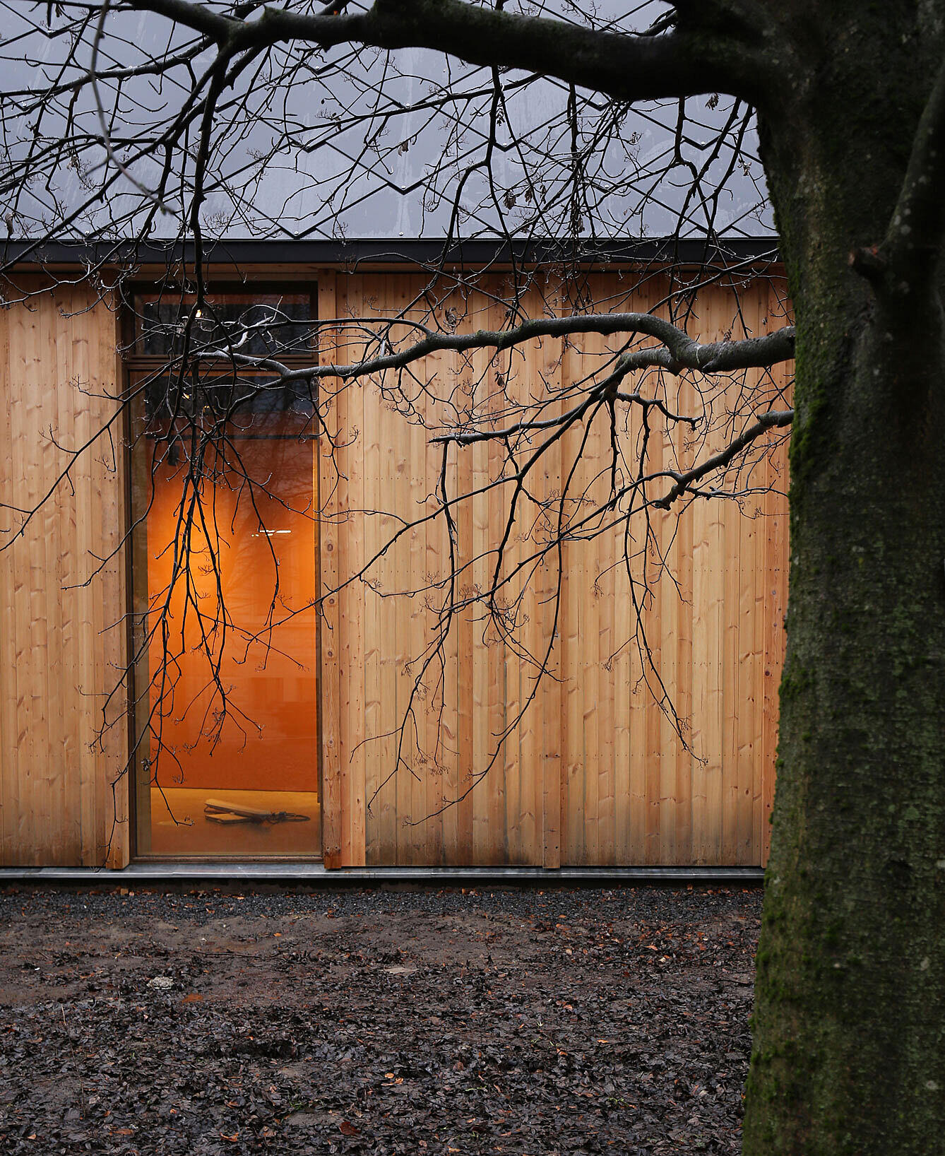 I det høye volumet rettes fokuset mot utstillingen. Likevel kan man hele tiden få glimt av naturen utenfor.