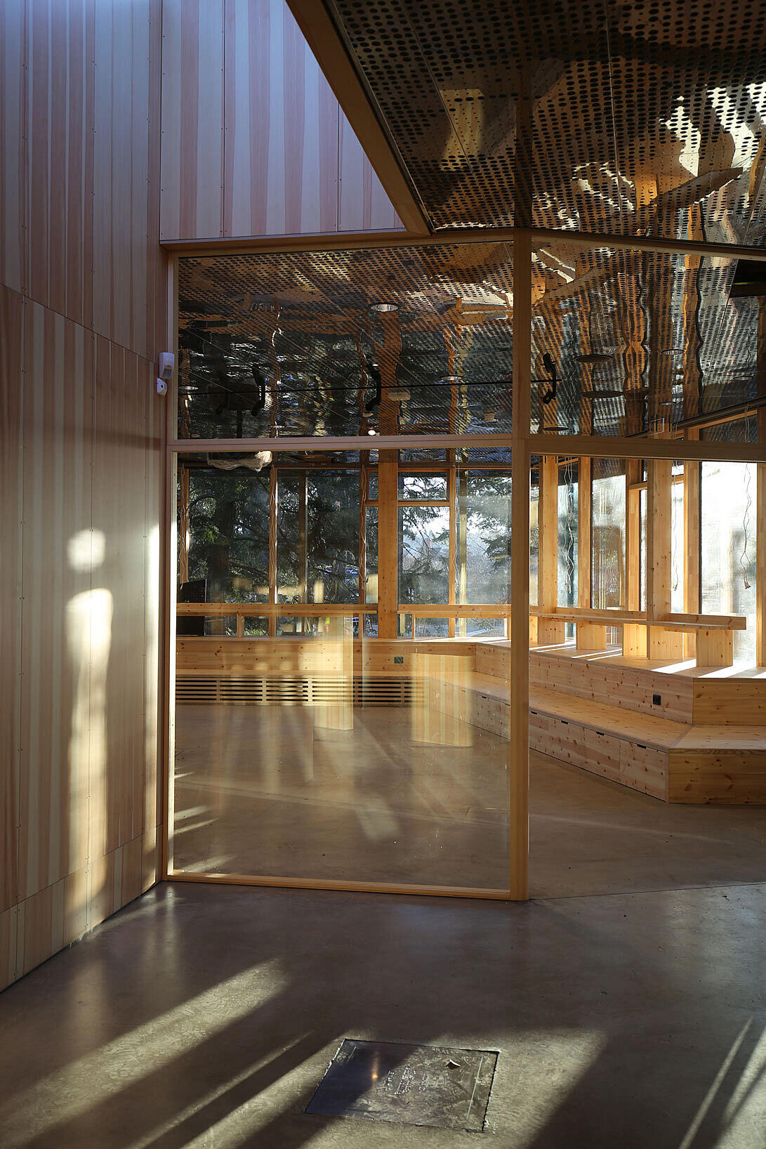 Et lyst og vakkert rom mellom trestammene skal gi plass til den viktige debatten om klimaendringene, både de naturlige og de menneskeskapte.