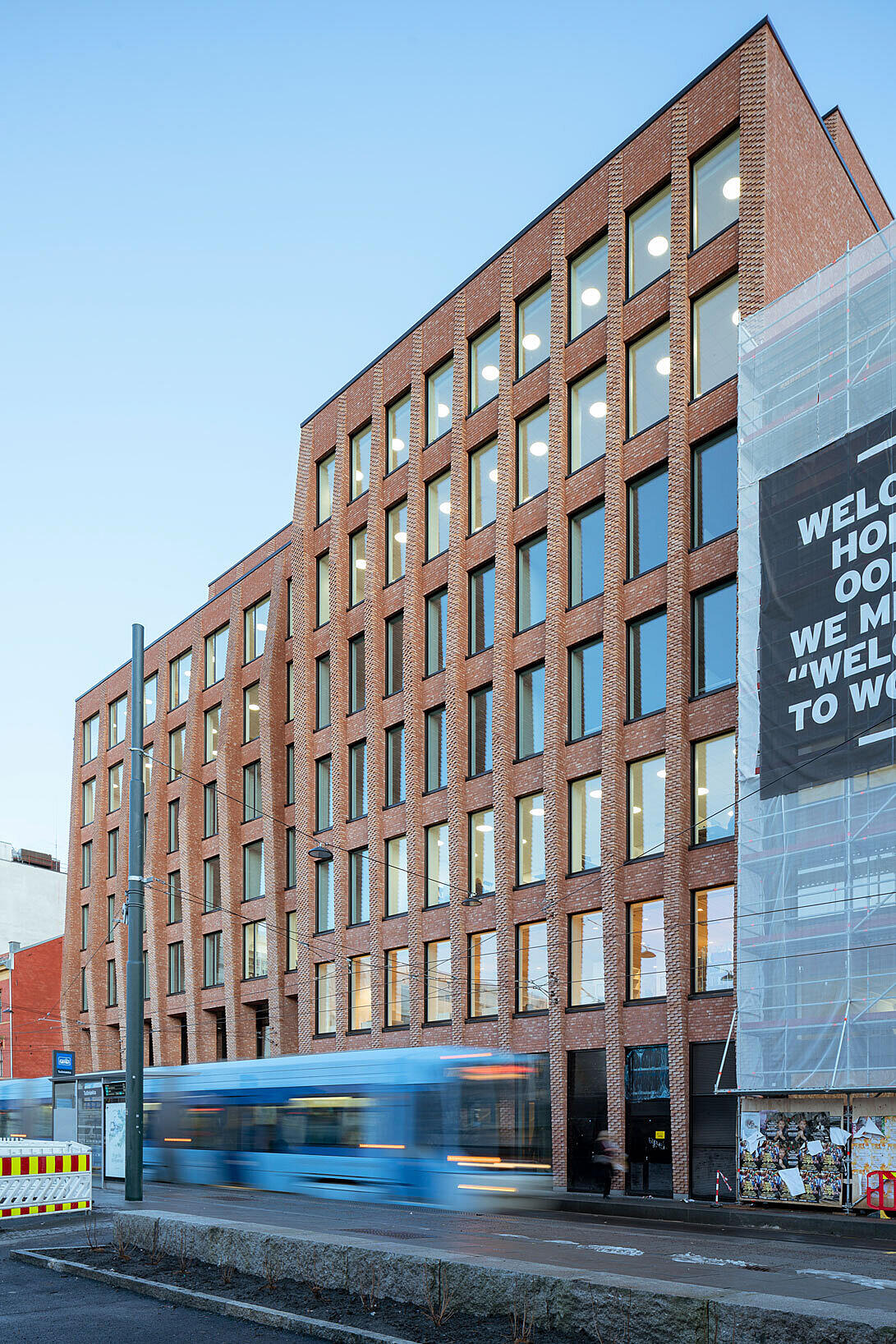 Fasadene ut mot Tullinløkka er brutt opp i flere volumer, bygd i tegl og henvender seg slik direkte til de gamle museumsbygningene som kranser plassen på nord- og sørsiden.