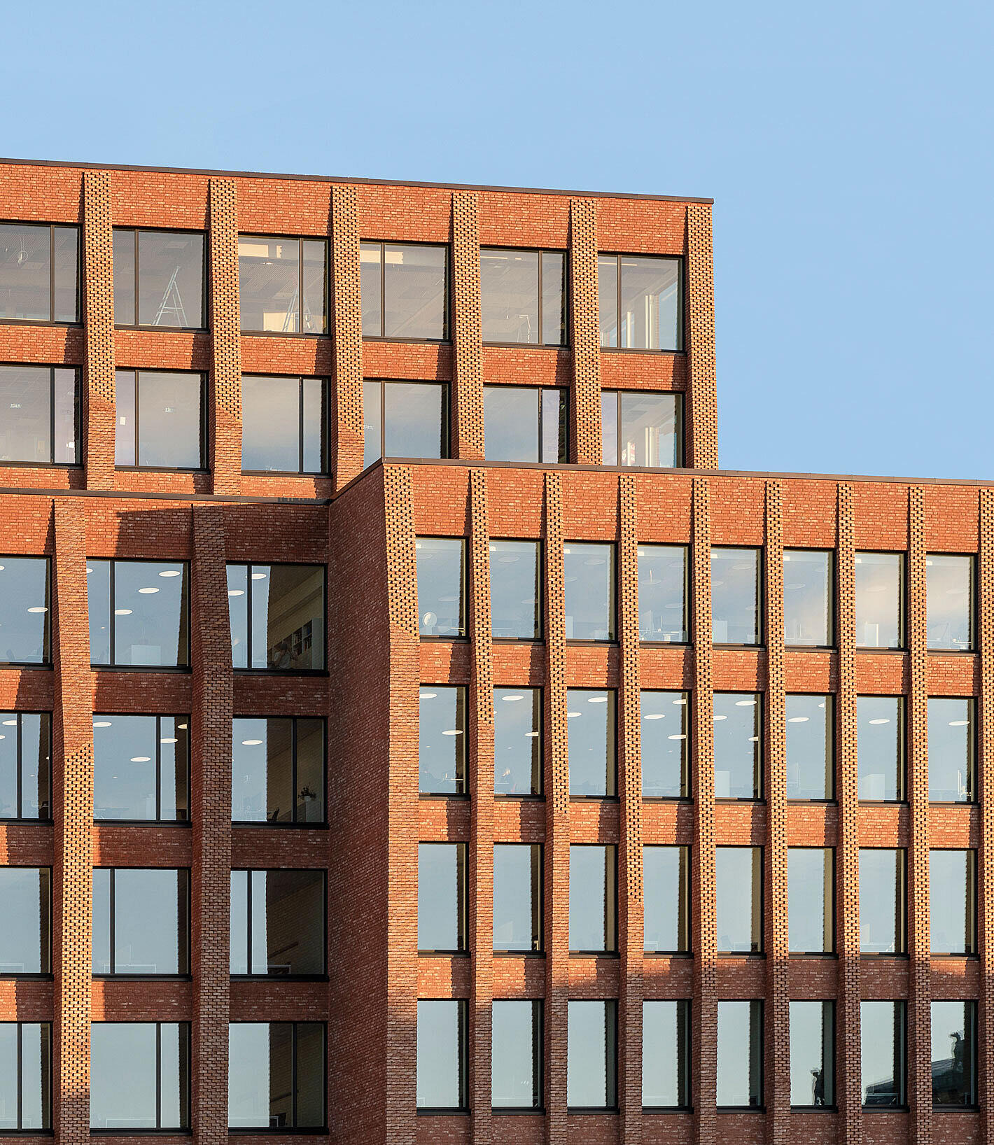 De presise murarbeidene og valget av tegl gir fasaden særpreg samtidig som motivet med pilastre gir klare assosiasjoner til klassisk universitetsarkitektur.