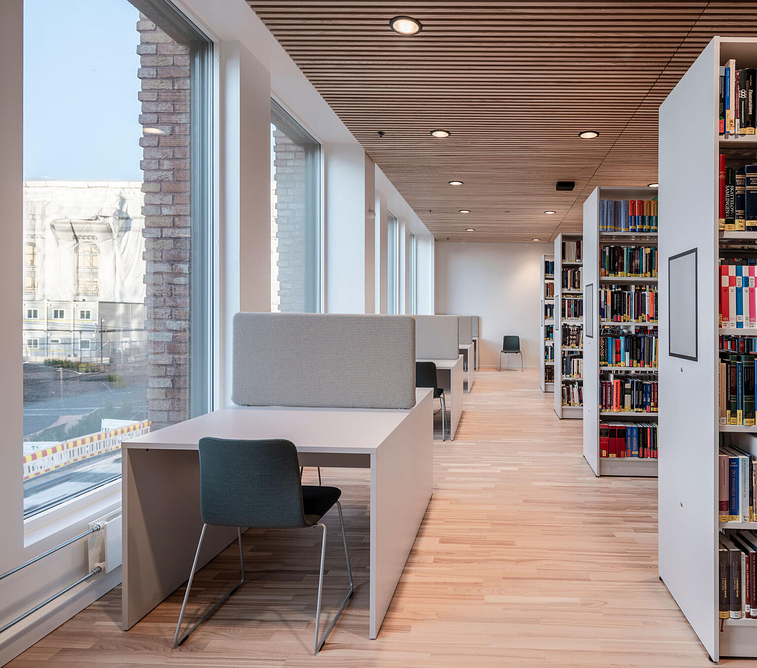 Interiørene er enkle, sobre og diskré, der god bruk for studentene har vært et hovedmål.