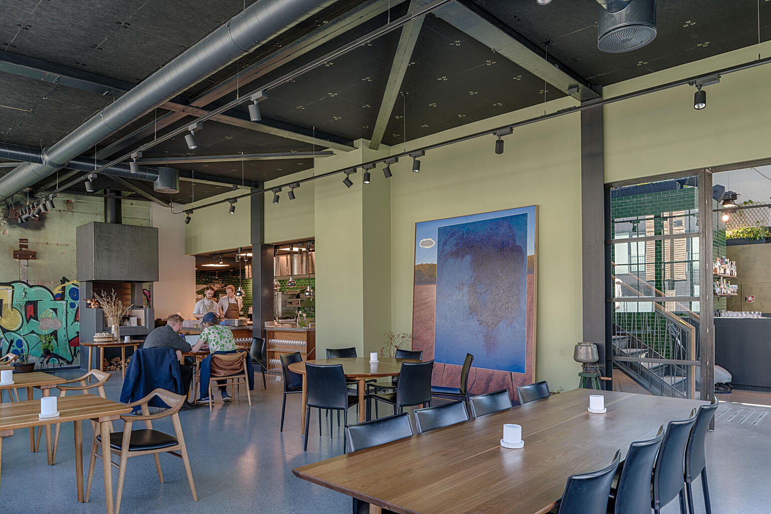 Credo har plass til ca. 40 gjester og en ambulerende kunstutstilling. Graffitien på veggen er bevart som et minne fra da bygget sto tomt og forlatt. Møblene er nyproduserte norske klassikere fra 1950 og -60-tallet.