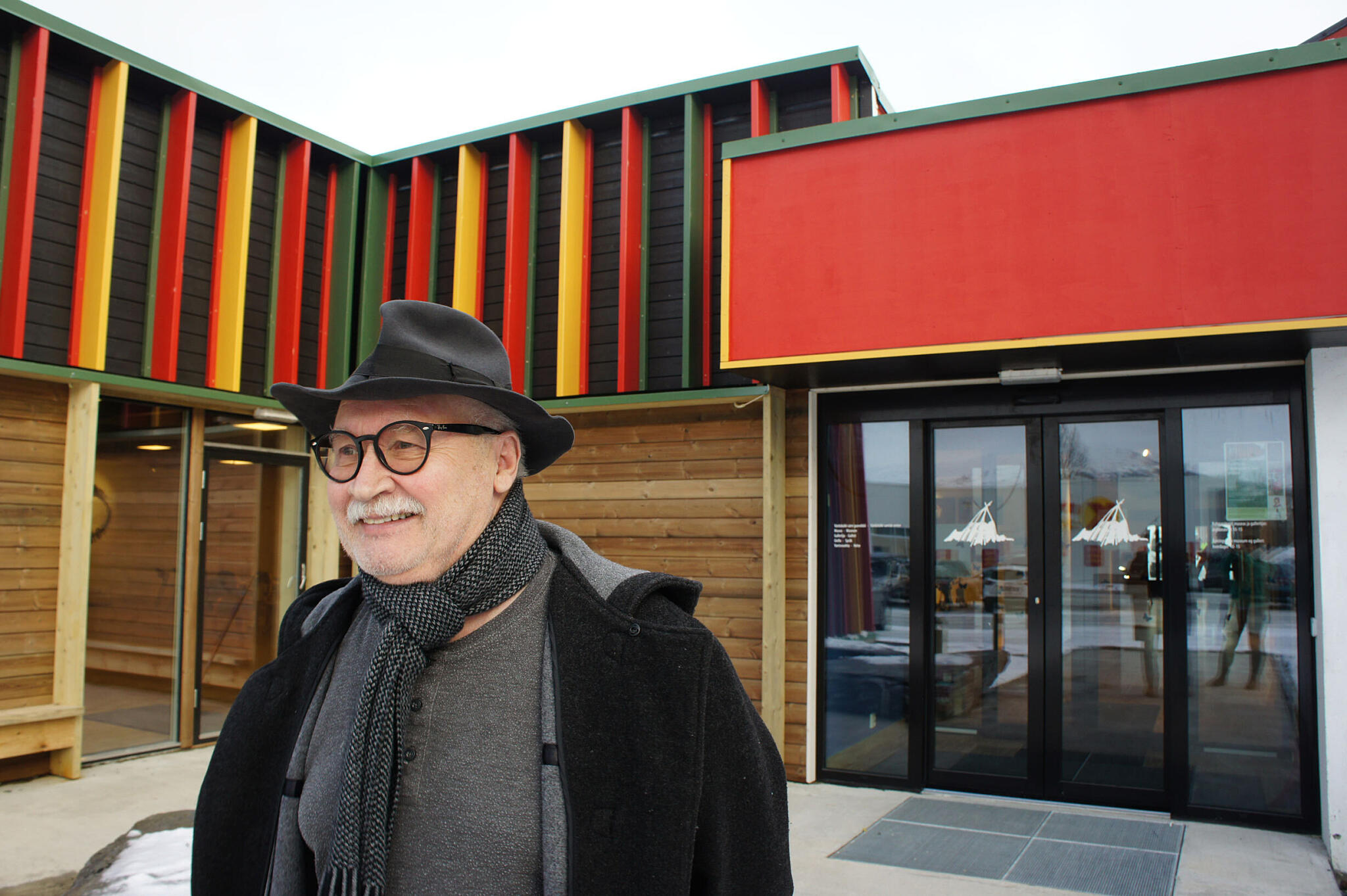 Olav Andersen har vært med som pådriver for å realisere Várdobáiki siden 80-tallet. Han var først motstander av at huset skulle ligge i Evenskjer, som er ei norsk bygd, men er i dag fornøyd med både beliggenheten og utformingen. Foto: Astrid Fadnes