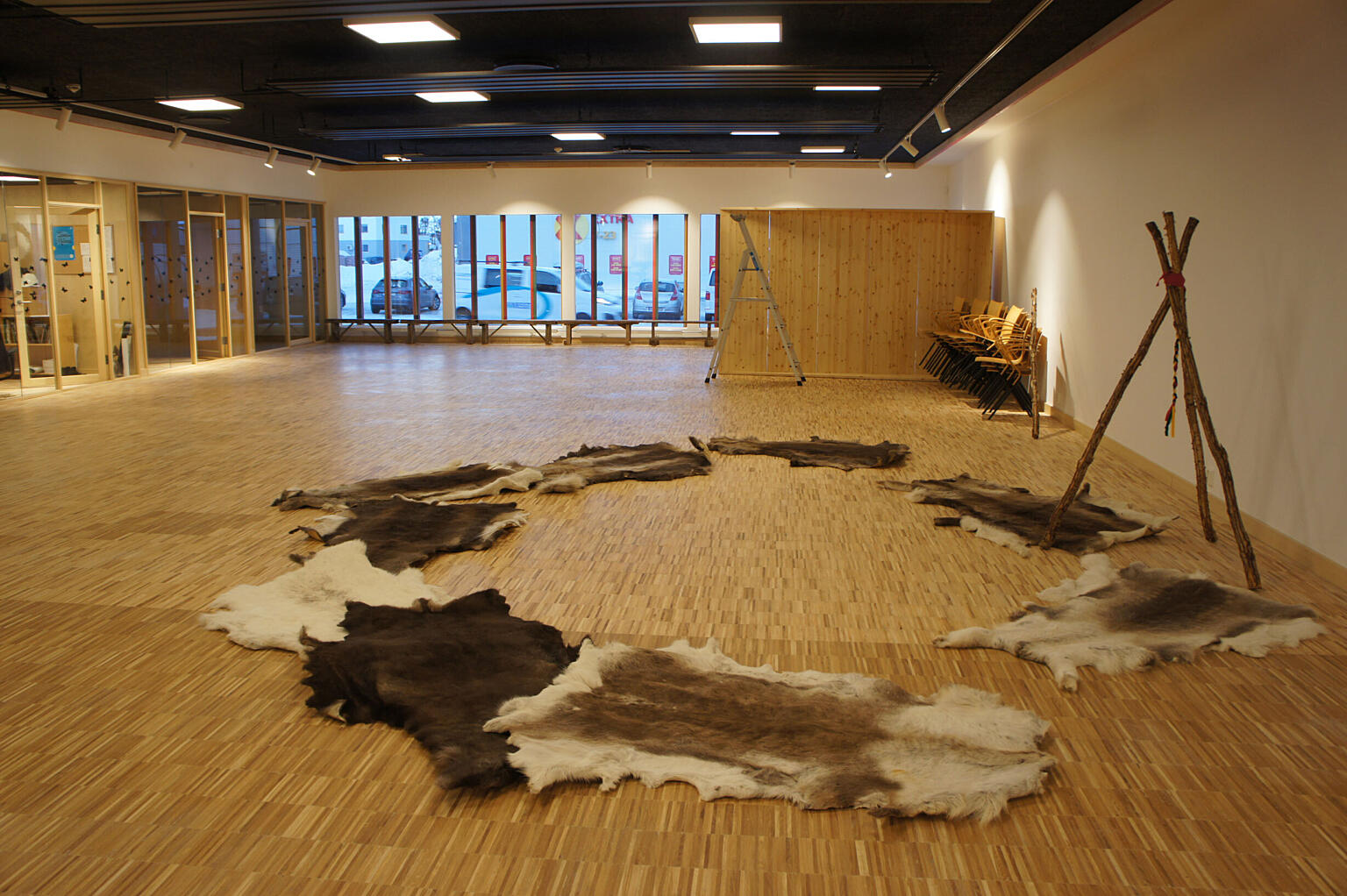 Mobile skillevegger og løse møbler gjør at hovedrommet i Várdobáiki kan romme opp til 300 personer, og alt fra kommunestyremøter til bryllup og barnehagebesøk. Foto: Astrid Fadnes