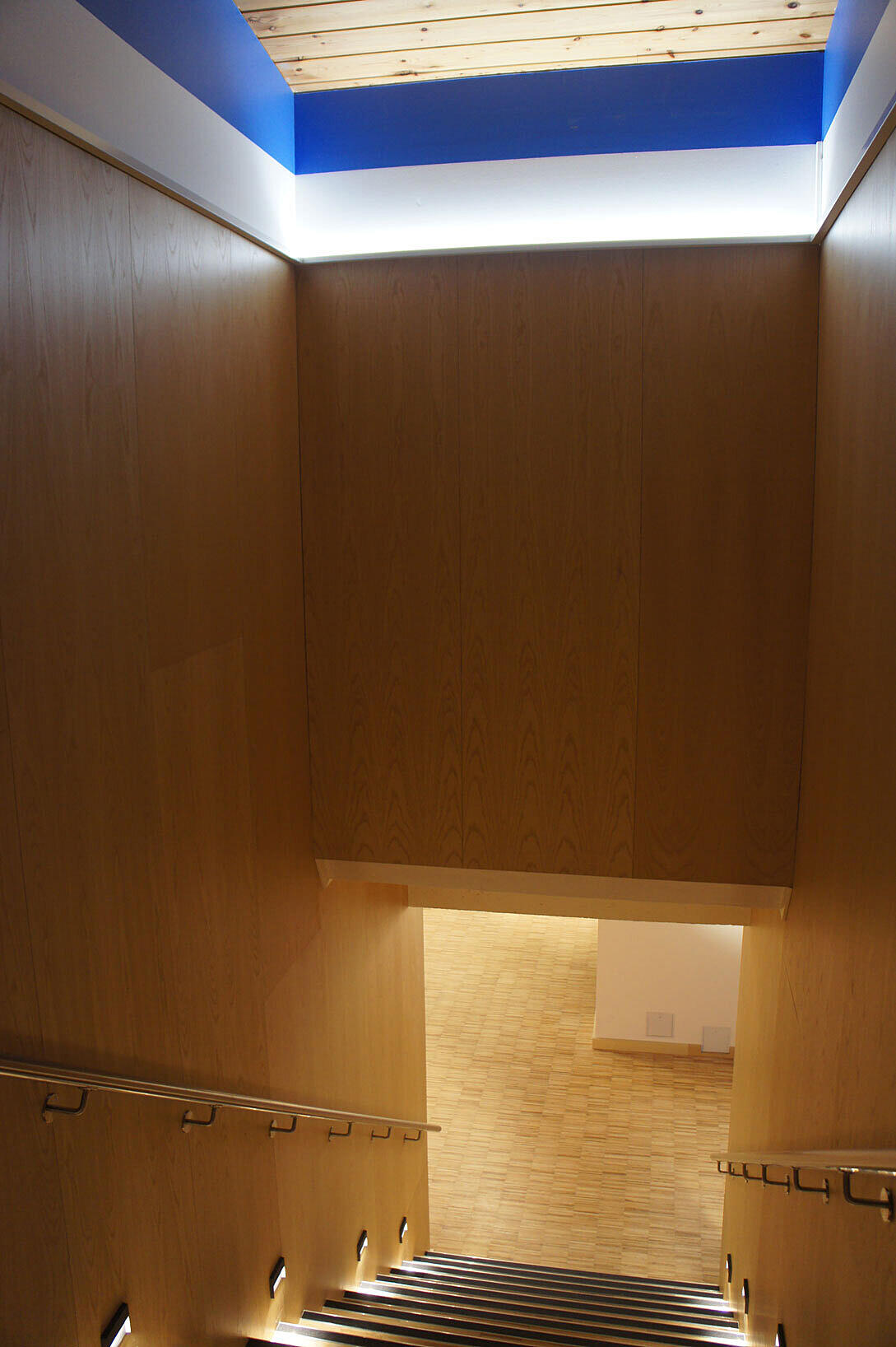 Finérplater i ask utgjør veggmaterialene i Várdobáiki. «Et kompromiss» kaller arkitekt Ole Henrik Einejord det, som opprinnelig ønsket å bruke mest mulig bjørk. Utvalgte felt og kantlinjer er malt i dyp blå som kontrasterende detaljer til finér- og gipsvegger. Foto: Astrid Fadnes