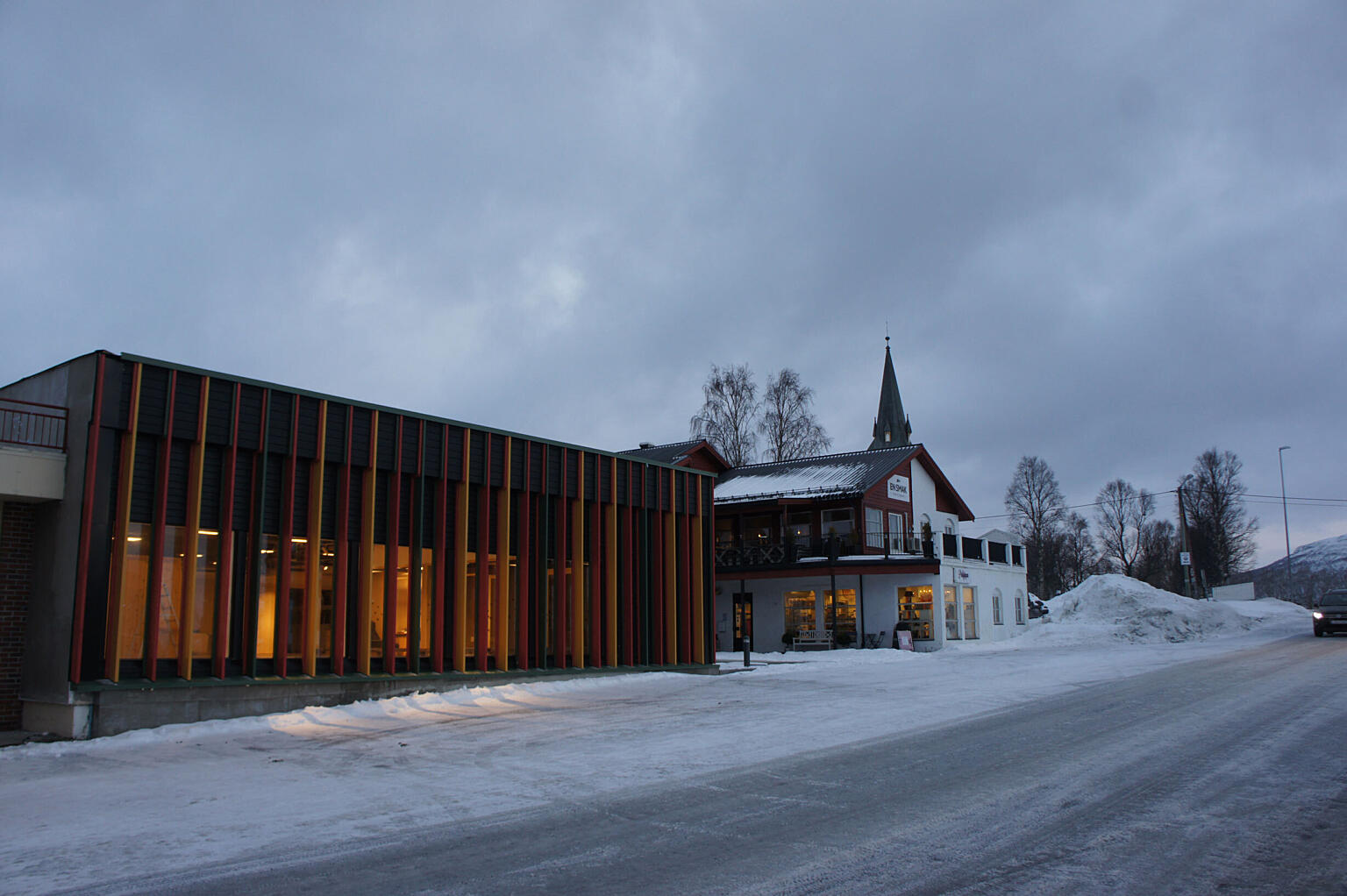 Det samiske senteret har fått en ny sentral beliggenhet i lokalene til det gamle forretningsbygget i Evenskjer sentrum. Foto: Astrid Fadnes