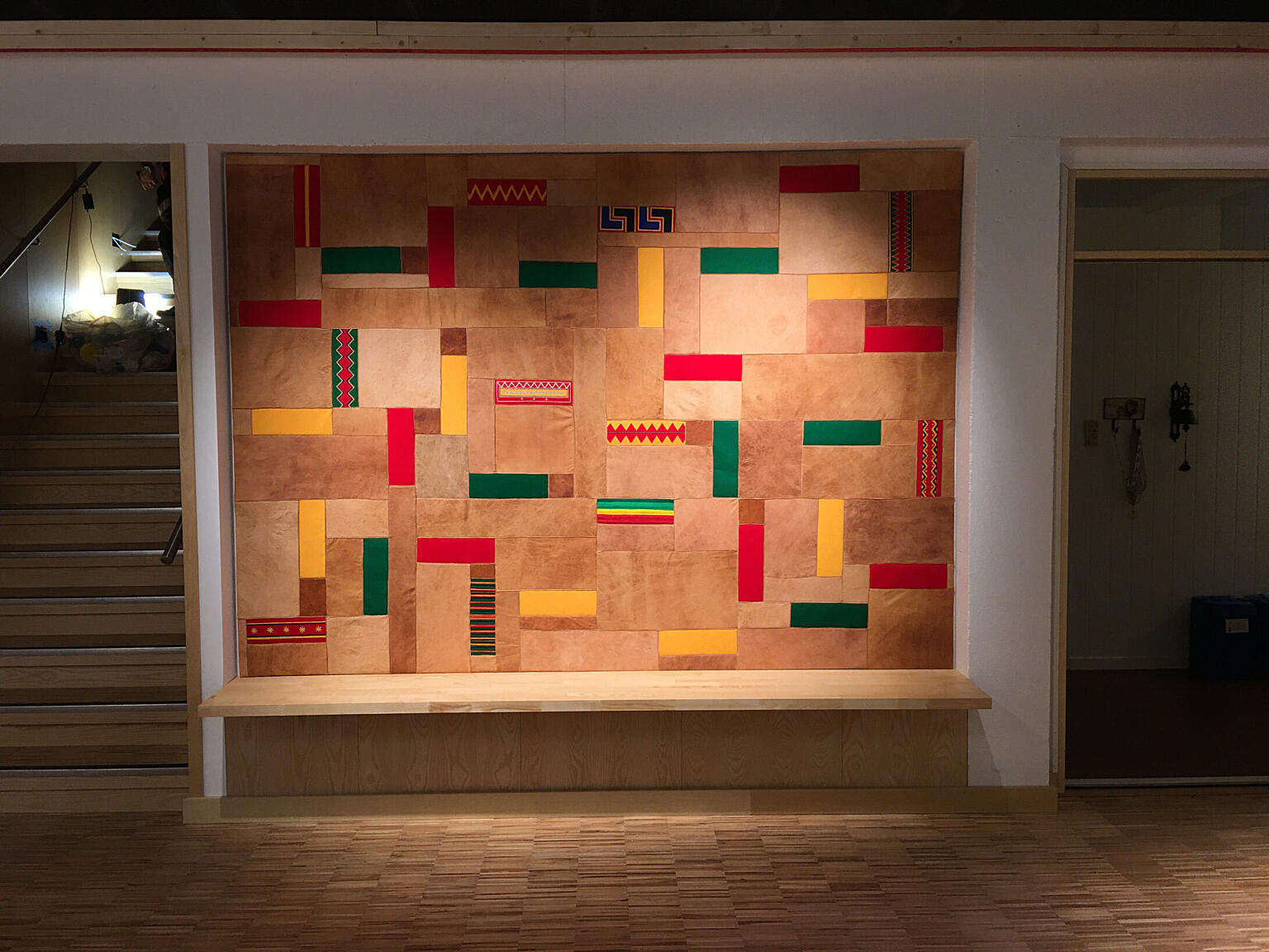 Skinnverket «Guovlo», som betyr «område». Duojár (samisk håndverker) Katarina Spiik Skum og Johanna Minde har spesiallaget verket for Várdobáiki. Foto: Code arkitektur