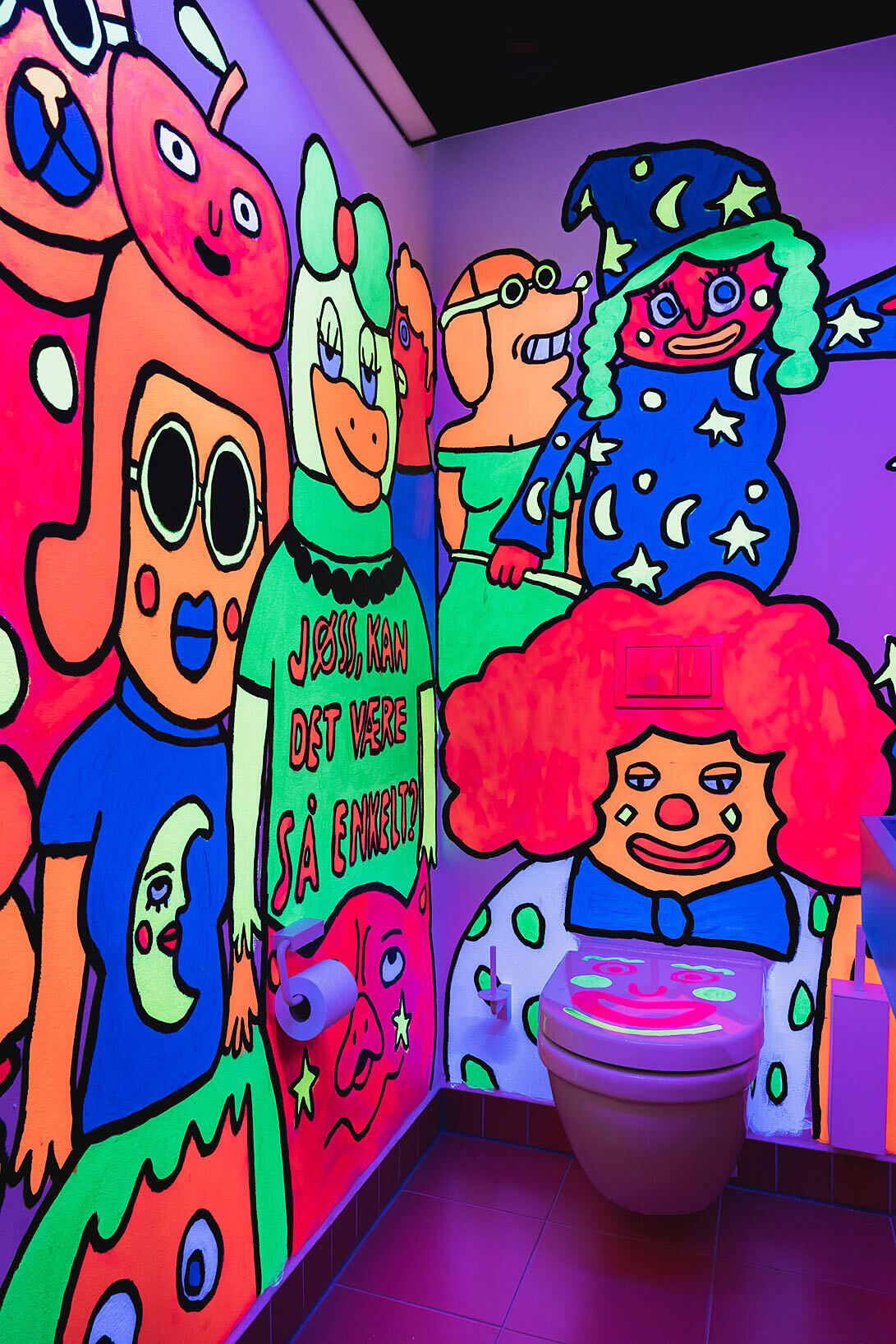 Toalettene hos Vipps har fått hvert sitt tema. Alt fra neon-fargede vegger til utedo-inspirert. Et toalett er også dekket av gull, for å spille på stigmatiseringen av bank-konseptet.