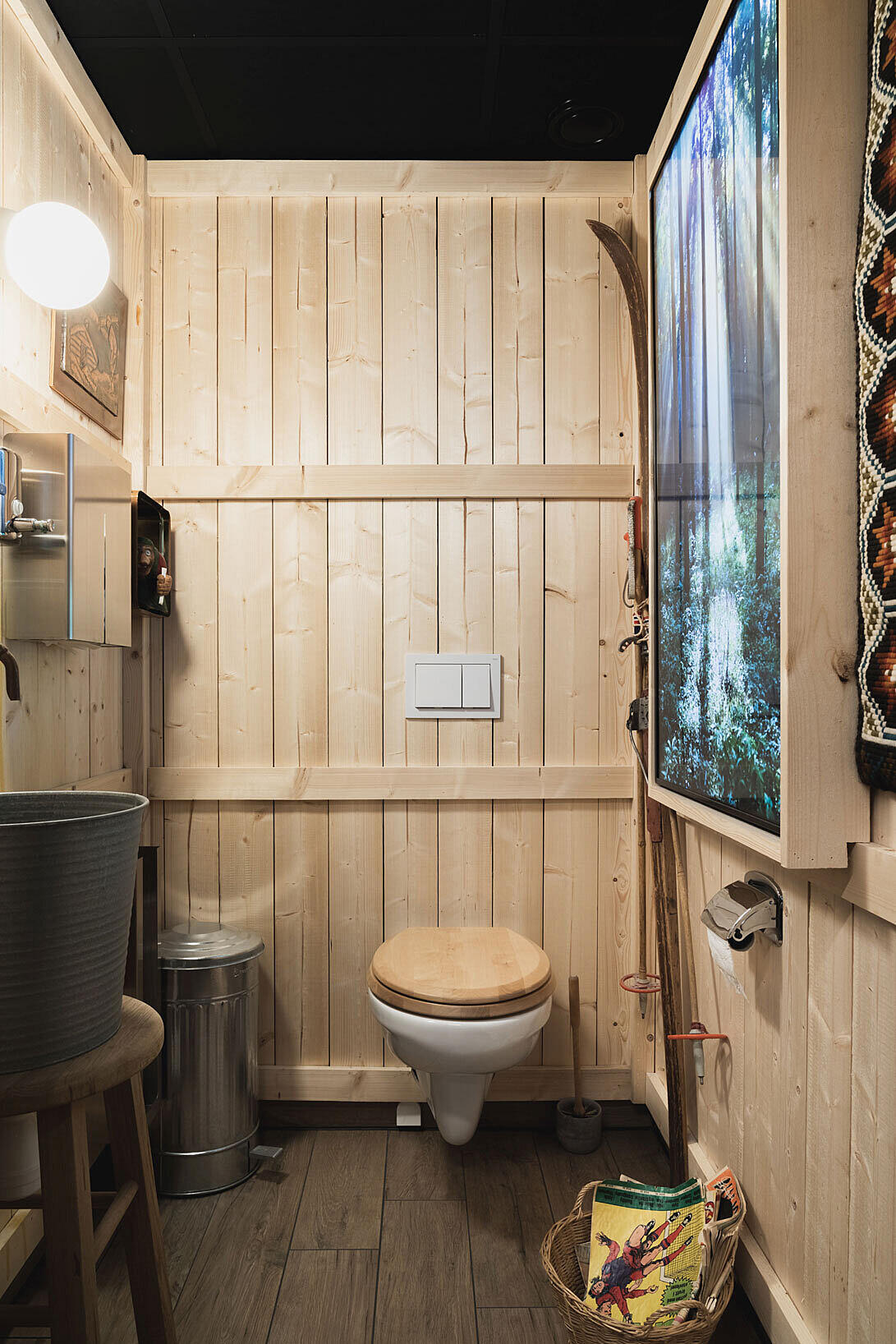 Toalettene hos Vipps har fått hvert sitt tema. Alt fra neon-fargede vegger til utedo-inspirert. Et toalett er også dekket av gull, for å spille på stigmatiseringen av bank-konseptet.