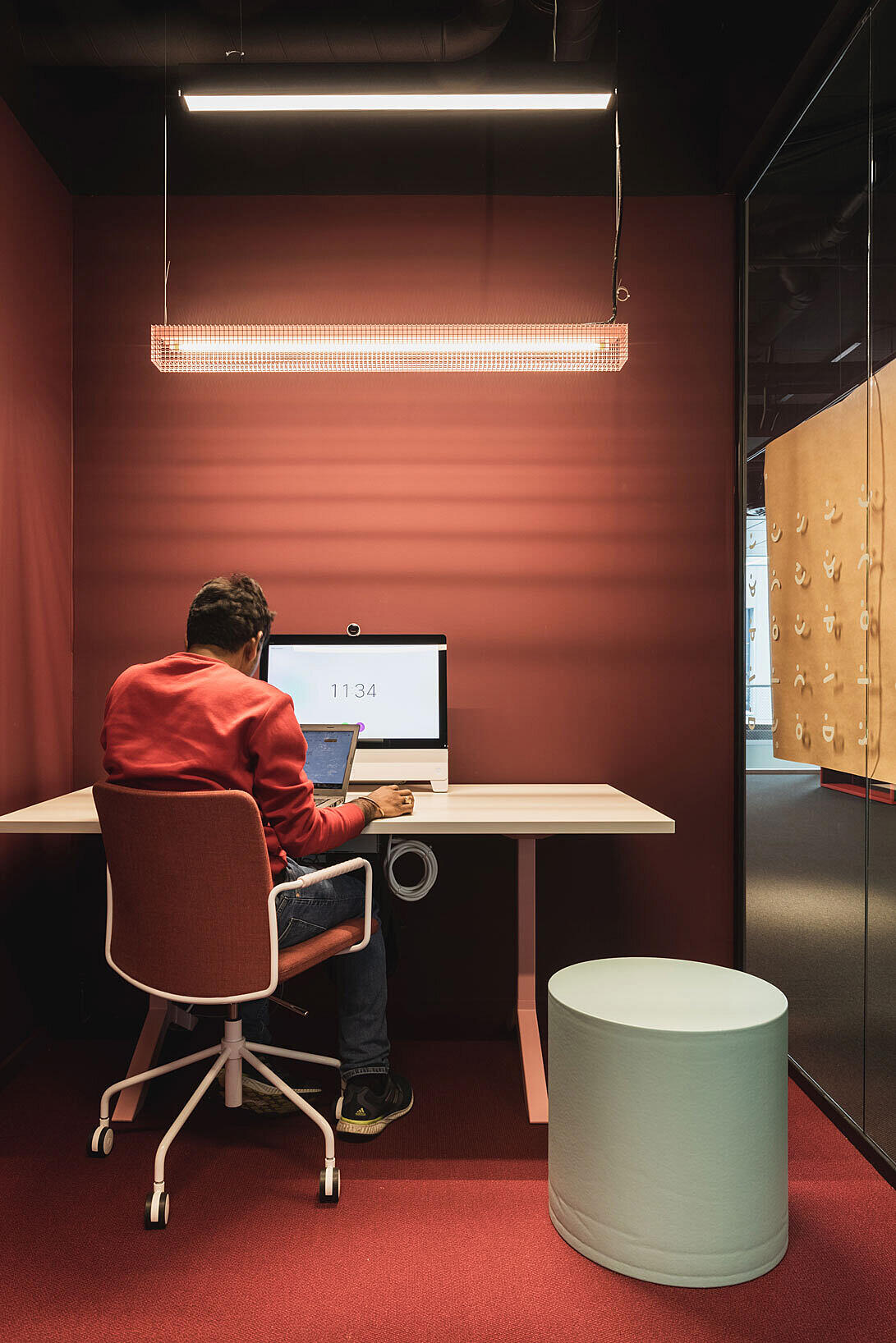 Liggestoler og fargerike arbeidsrom er to eksempler på den utradisjonelle kontorestetikken Vipps etterspurte.