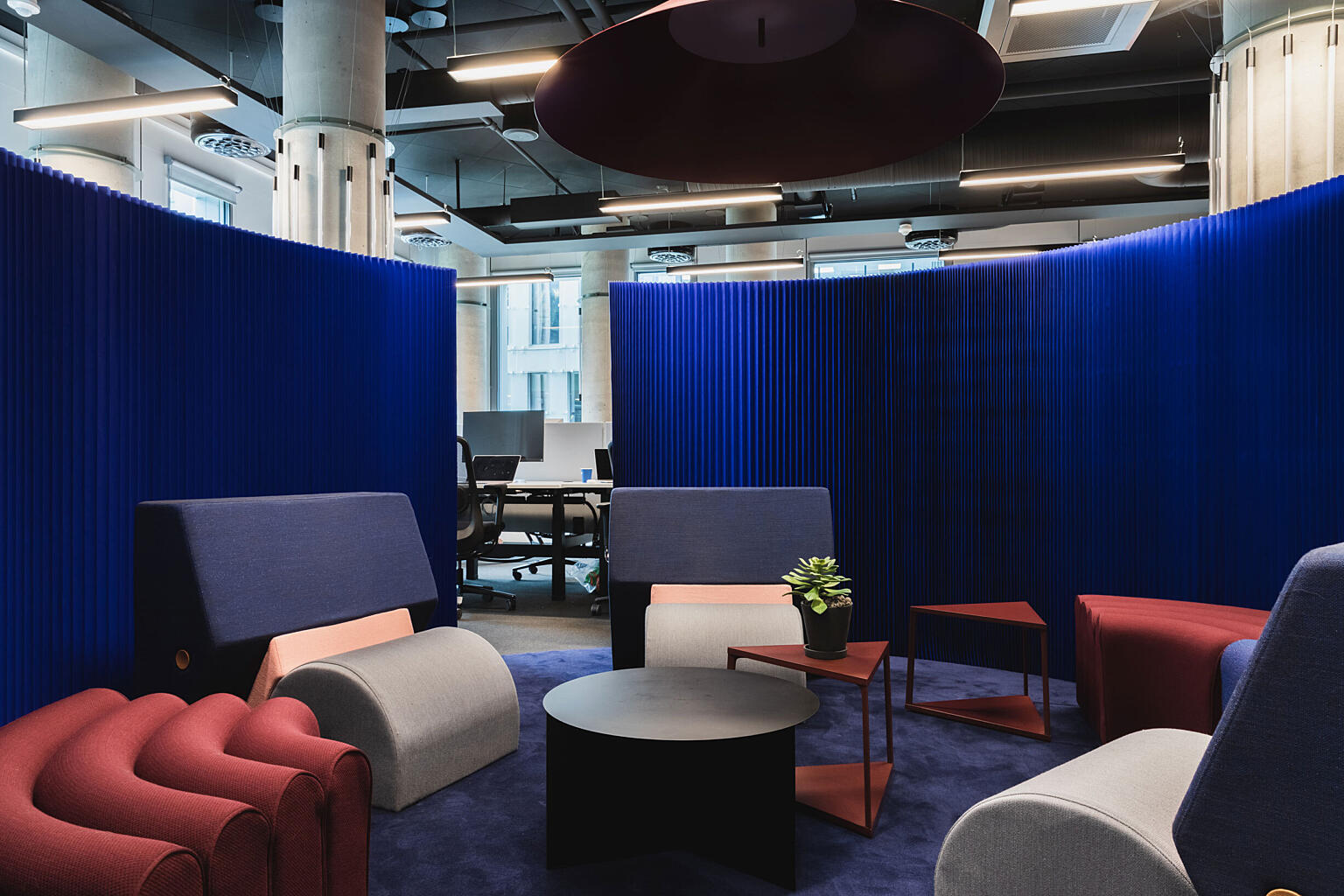 Ett av lokalets skjulte arbeidsrom. Sittegruppen på bildet skjermes av en skillevegg laget av papir, som enkelt kan snurpes sammen eller trekkes ut.