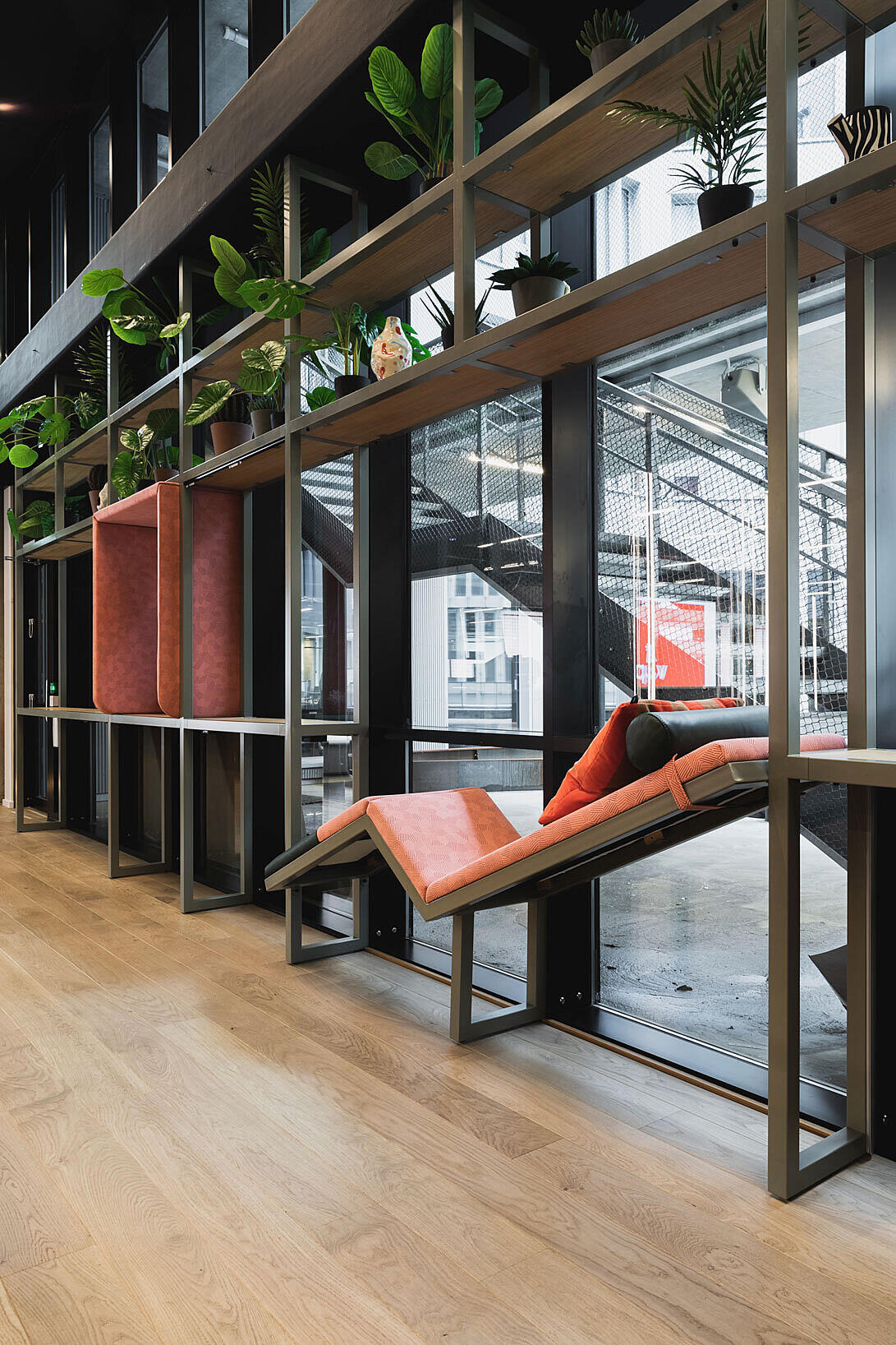 Liggestoler og fargerike arbeidsrom er to eksempler på den utradisjonelle kontorestetikken Vipps etterspurte.