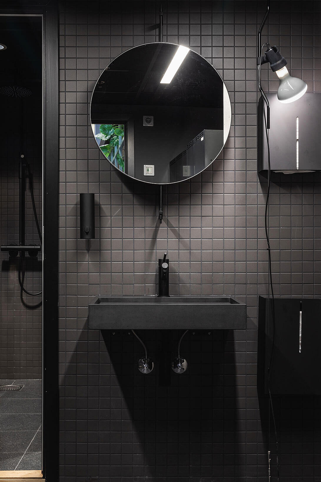 Toalettene hos Vipps har fått hvert sitt tema. Alt fra neon-fargede vegger til utedo-inspirert. Et toalett er også dekket av gull, for å spille på stigmatiseringen av bank-konseptet.