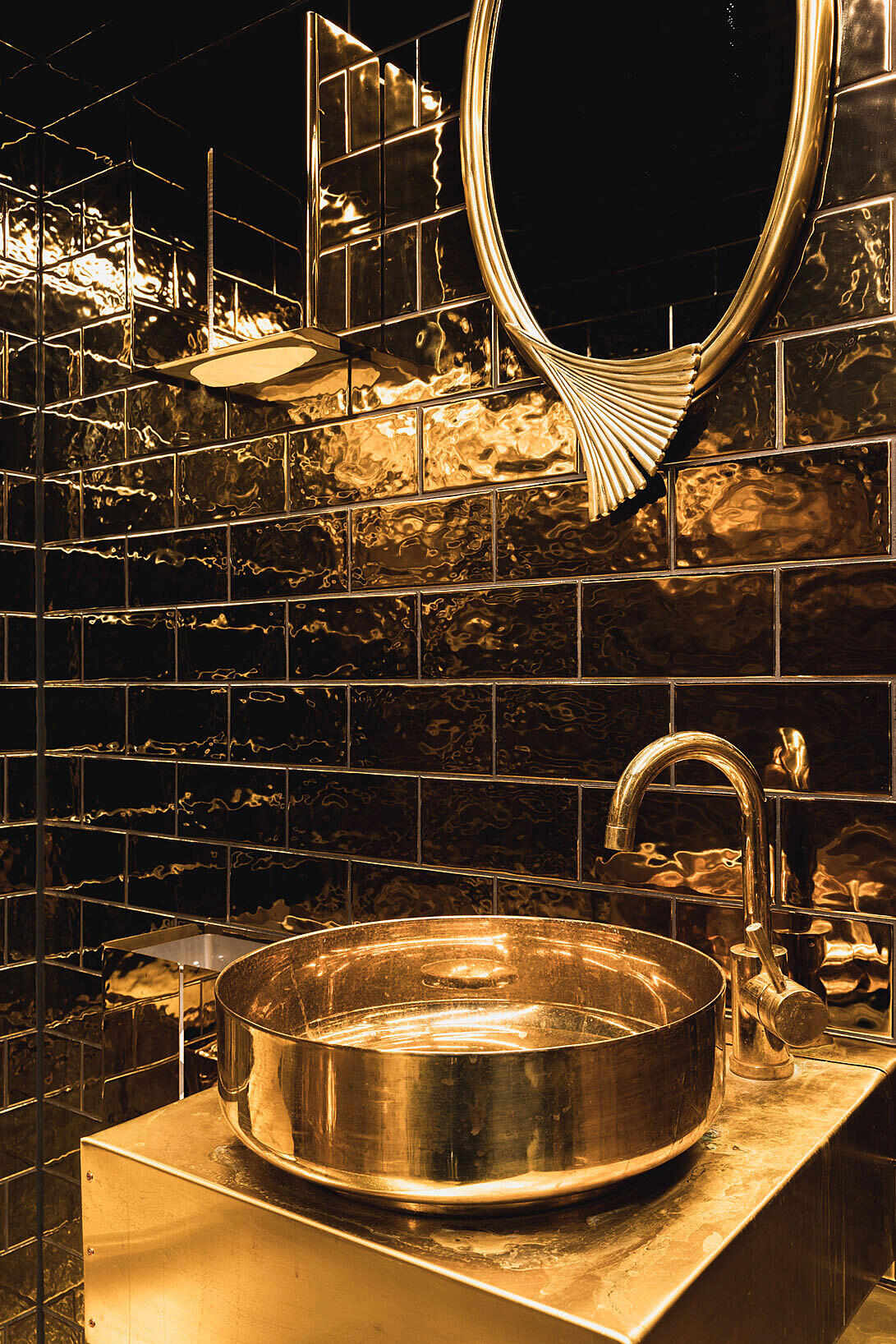 Toalettene hos Vipps har fått hvert sitt tema. Alt fra neon-fargede vegger til utedo-inspirert. Et toalett er også dekket av gull, for å spille på stigmatiseringen av bank-konseptet.