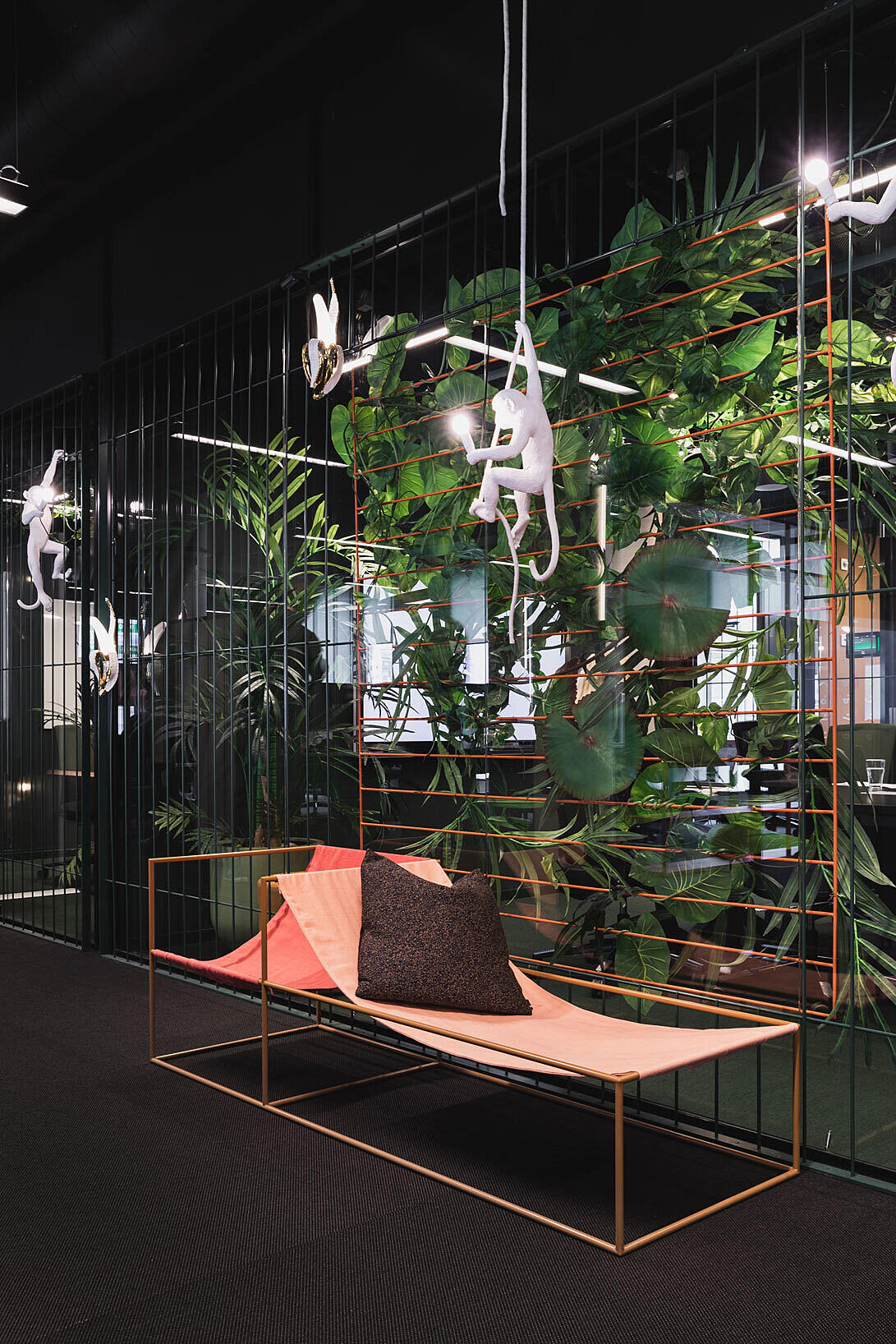 Aktivitetsbaserte arbeidsplasser gir muligheten til å jobbe med Bjørvikas gater som utsikt, eller ligge avslappet med laptopen på fanget.