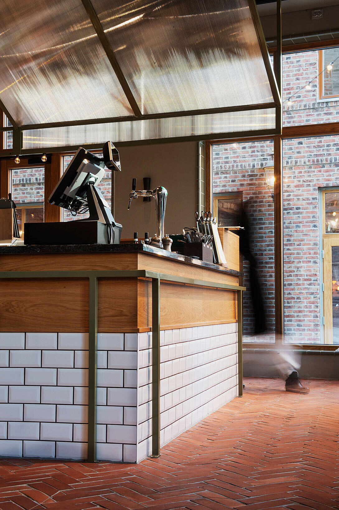 Stein ute, stein inne. Bruken av tegl og stein fortsetter fra gaten og inn i førsteetasjene og gir prosjektet et helhetlig preg.