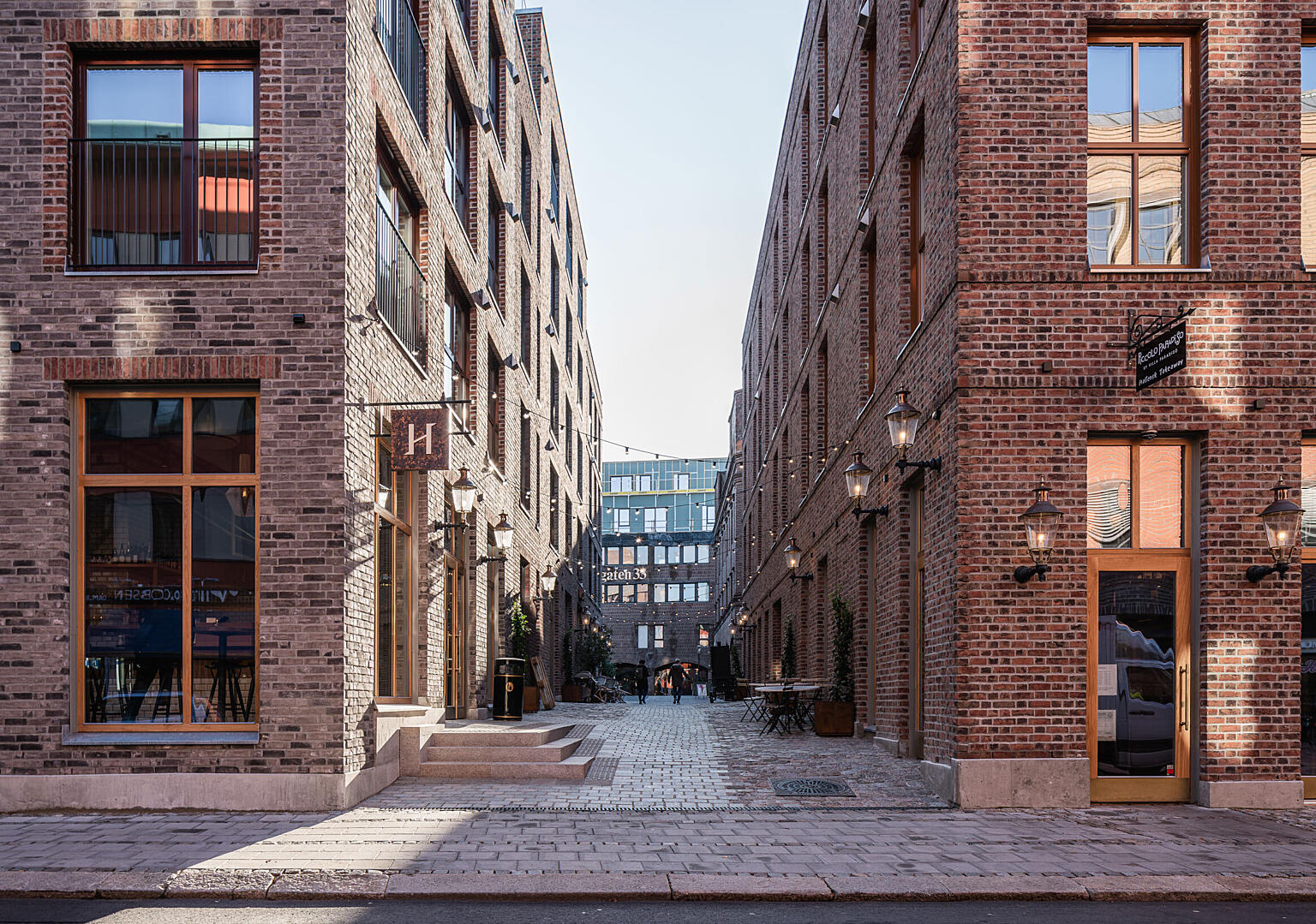 Bygget for byen. Det smale gateløpet inn mot Nygaardsplassen er preget av forseggjorte steinarbeider og nøye utvalgte program i førsteetasjene.