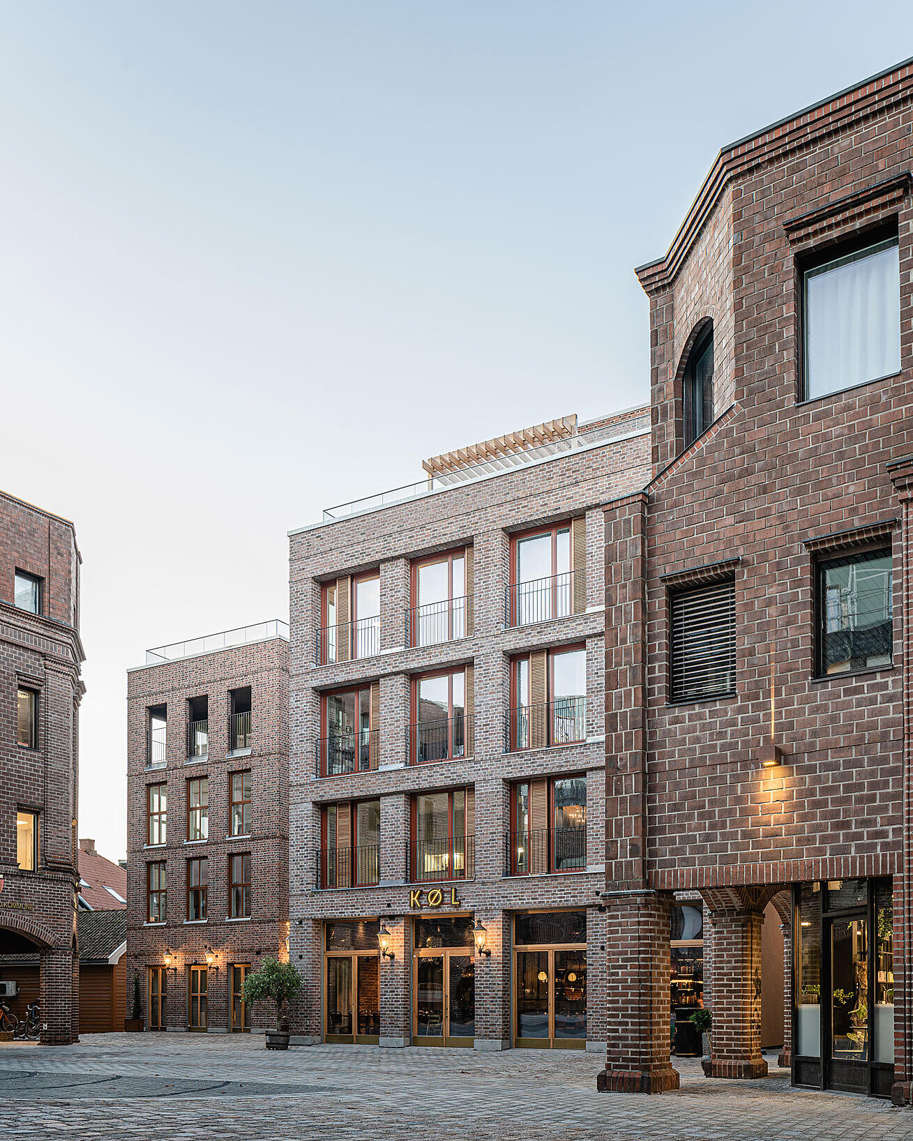 Kaster på køl. På naboeiendommene har gårdseierne begynt å ruste opp uterom og fasader, og satset på utadrettet virksomhet. Det er et tegn på at KØL og Nygaardsplassen fungerer som en motor for videre byutvikling i Fredrikstad.