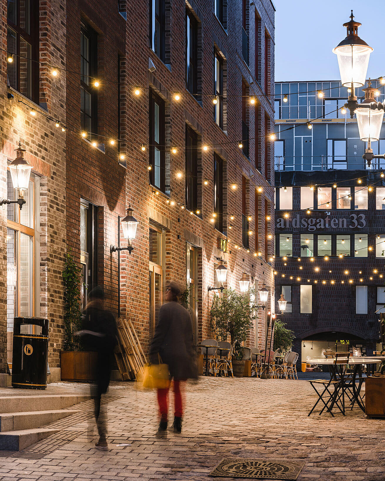 Lamper. Arkitektene ble først litt blendet av utbyggers belysningsvalg, men når øynene vendte seg til lyset, ble det snart bred enighet om at lampene gir prosjektet en god tilleggsdimensjon.