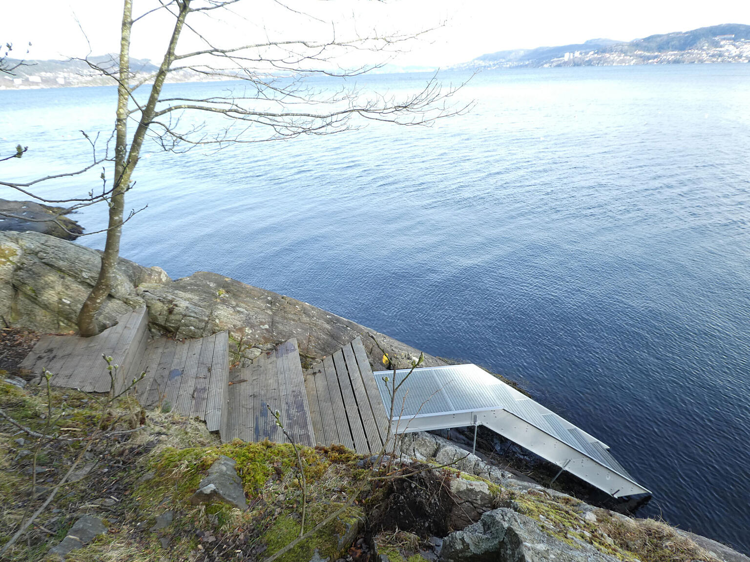 Det er kort vei ut til Lyreneset fra Bergen sentrum om man tar sjøveien, og det er tilrettelagt for kajakk/kano i sjøkanten.
