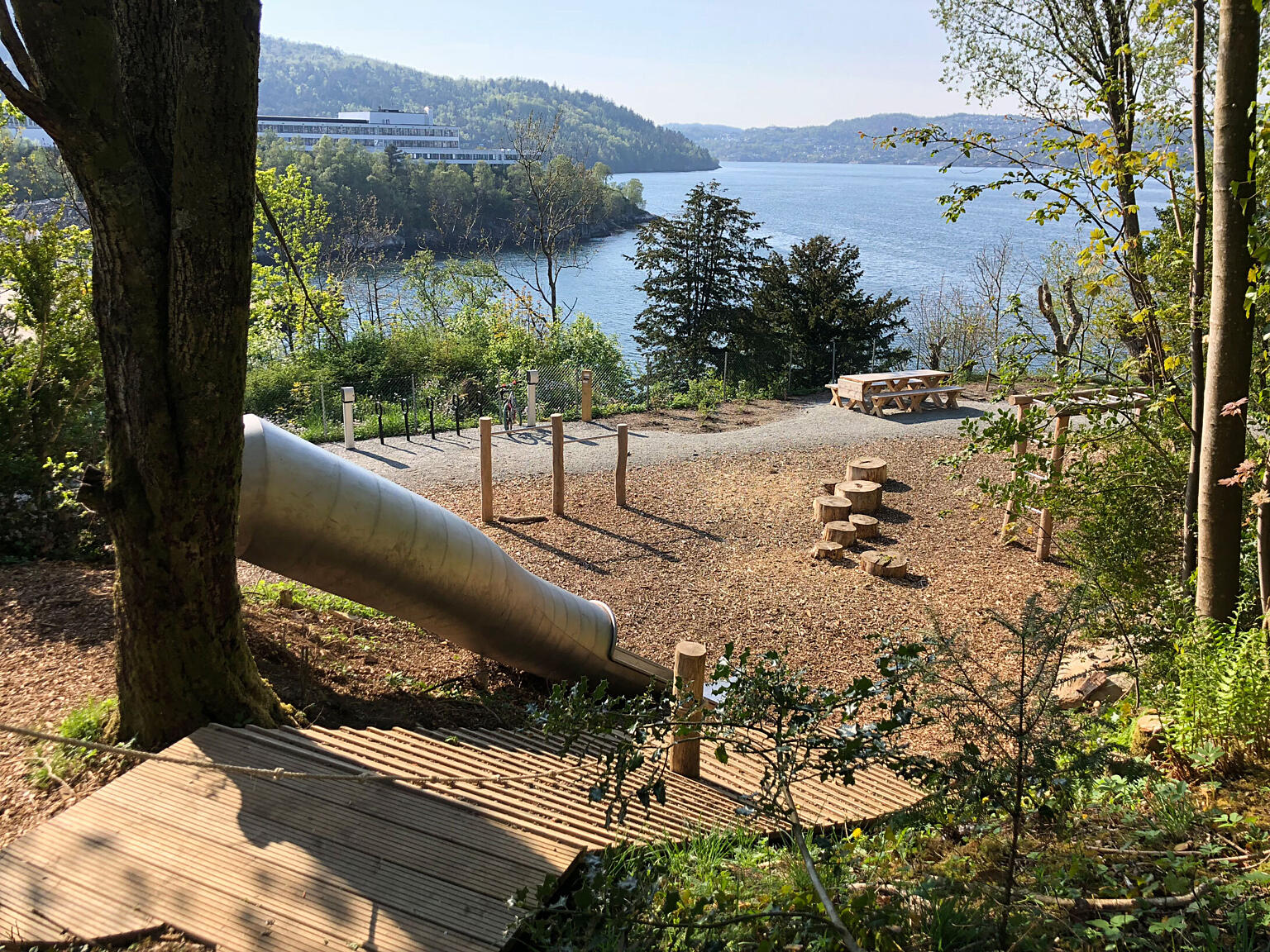 Universell utforming i kupert skogsterreng er løst gjennom strategisk plassering av funksjoner og elementer som gir mulighet for alle til å oppleve Lyreneset. Turveinettets hierarki er vist på skilt i adkomsten, og stigningsforhold er skiltet slik at turen kan planlegges ut fra funksjonsgrad og mobilitet. De store møte- og aktivitetssonene er plassert tett på ankomsten og lett tilgjengelig.