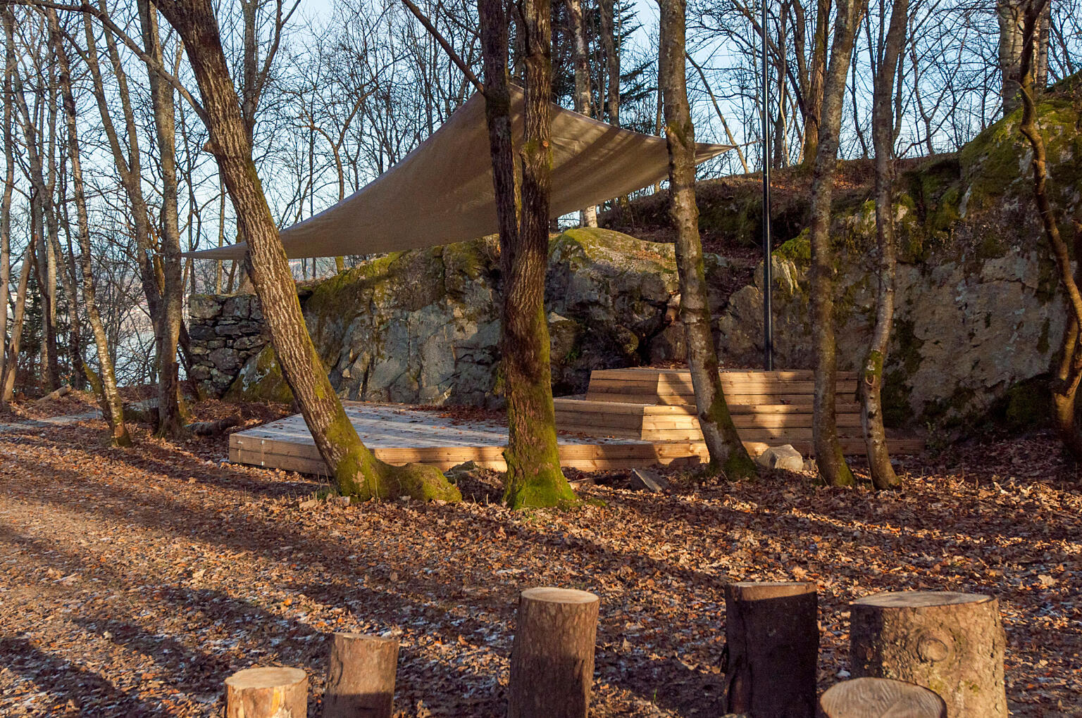 «Hagen» var og er hjertet i parken. Her har de gode solbenkene fra historiske kilder blitt reetablert, men også fått følge av et sceneelement som trapper seg opp mot berget og som åpner for kulturelle arrangementer i regi av barnehager, skoler og andre.