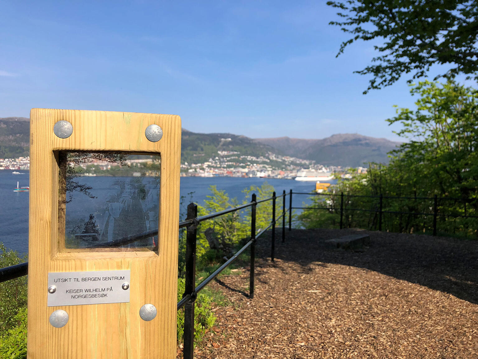 Langs turstiene er det satt opp treposter med historiske foto fra området printet på pleksiglass, slik at man kan projisere et historisk lag over eksisterende landskap, gjennom en «kikkeramme». Her fra Utsiktspunktet hvor Keiser Wilhelm skåler i eplemost med Paraplymester Eriksen.