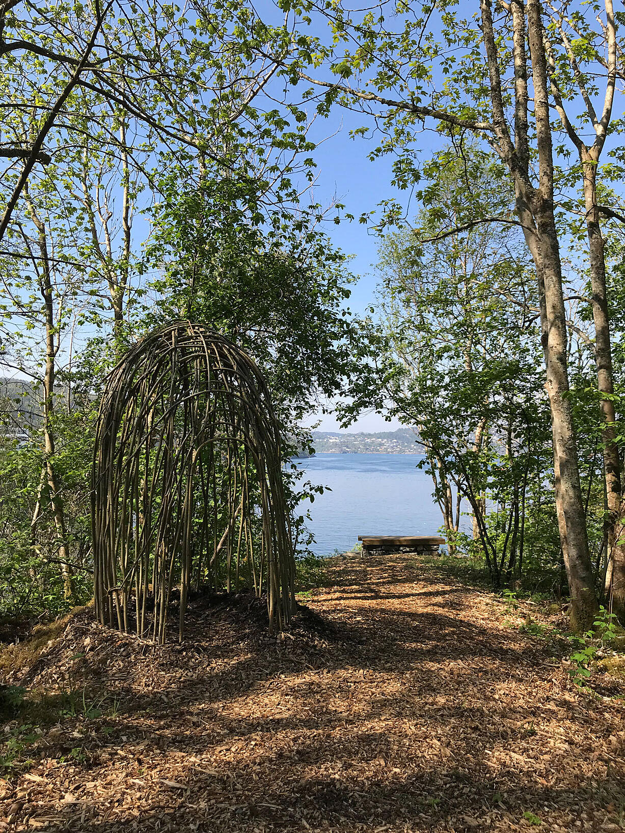 Små tiltak i landskapet skal gi store opplevelser. Siktlinjer er hogget ut og benker strategisk plassert.