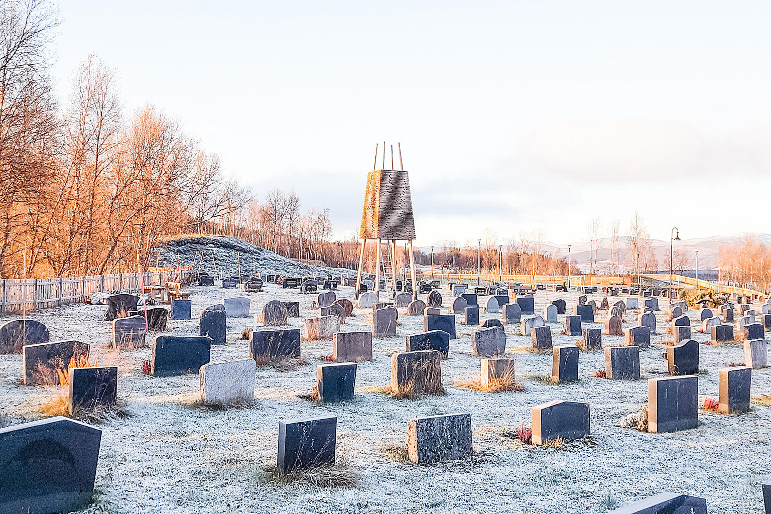 Klokkestøpulen sentralt plassert mellom eksisterende gravfelt.