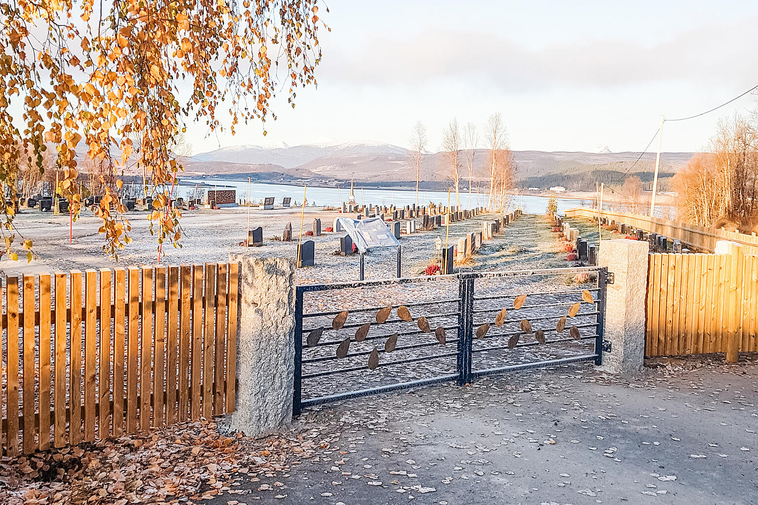 Adkomsten fra parkeringsplassen med utsyn over kirken mot Senja og Breitinden.