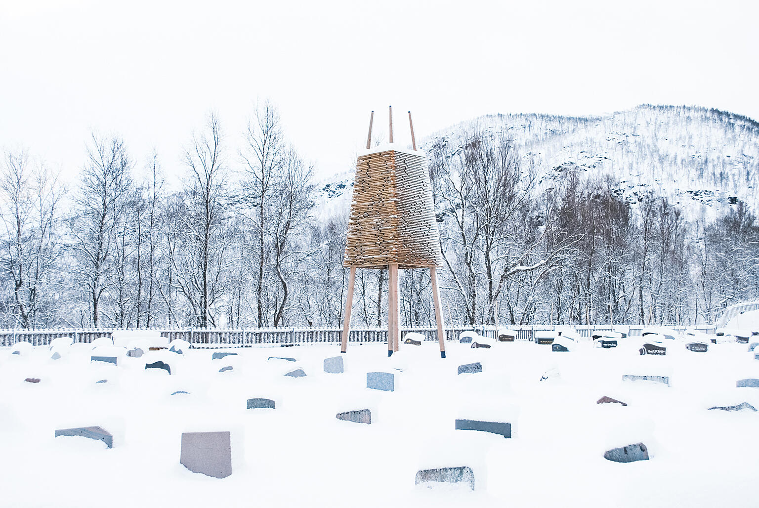 Klokkestøpulen med mønster bygget opp av trespiler og cortenstålbøyler.