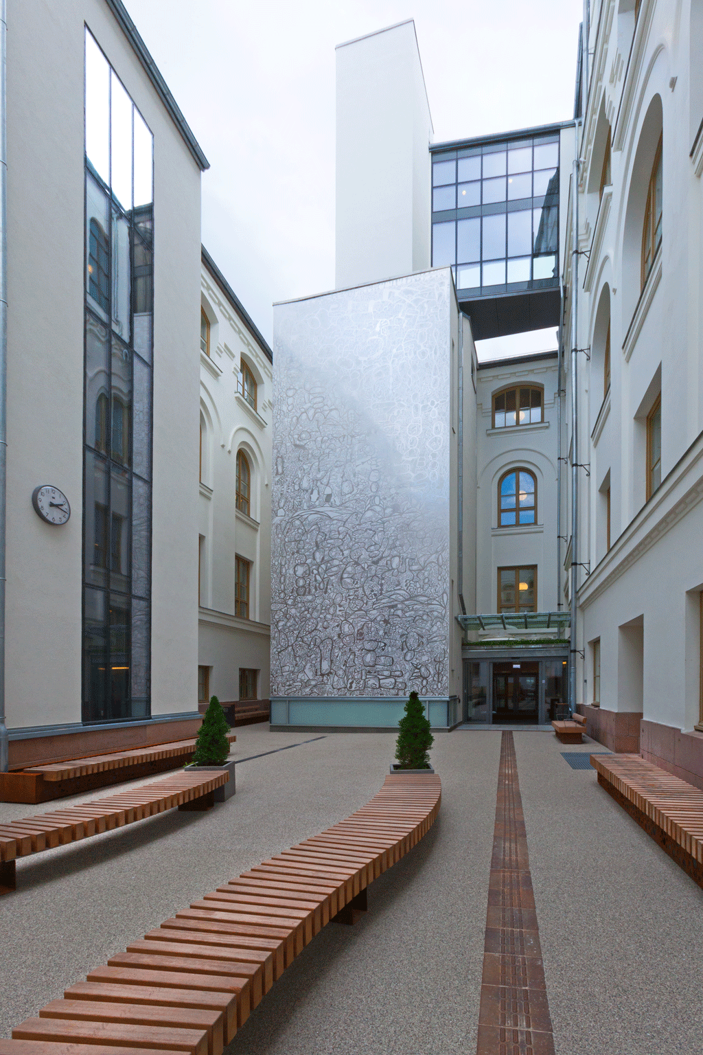 Gårdsrommet er blitt skolegård og ny foajé. Olav Christopher Jensens kunstverk reflekterer sollys ned i rommet.